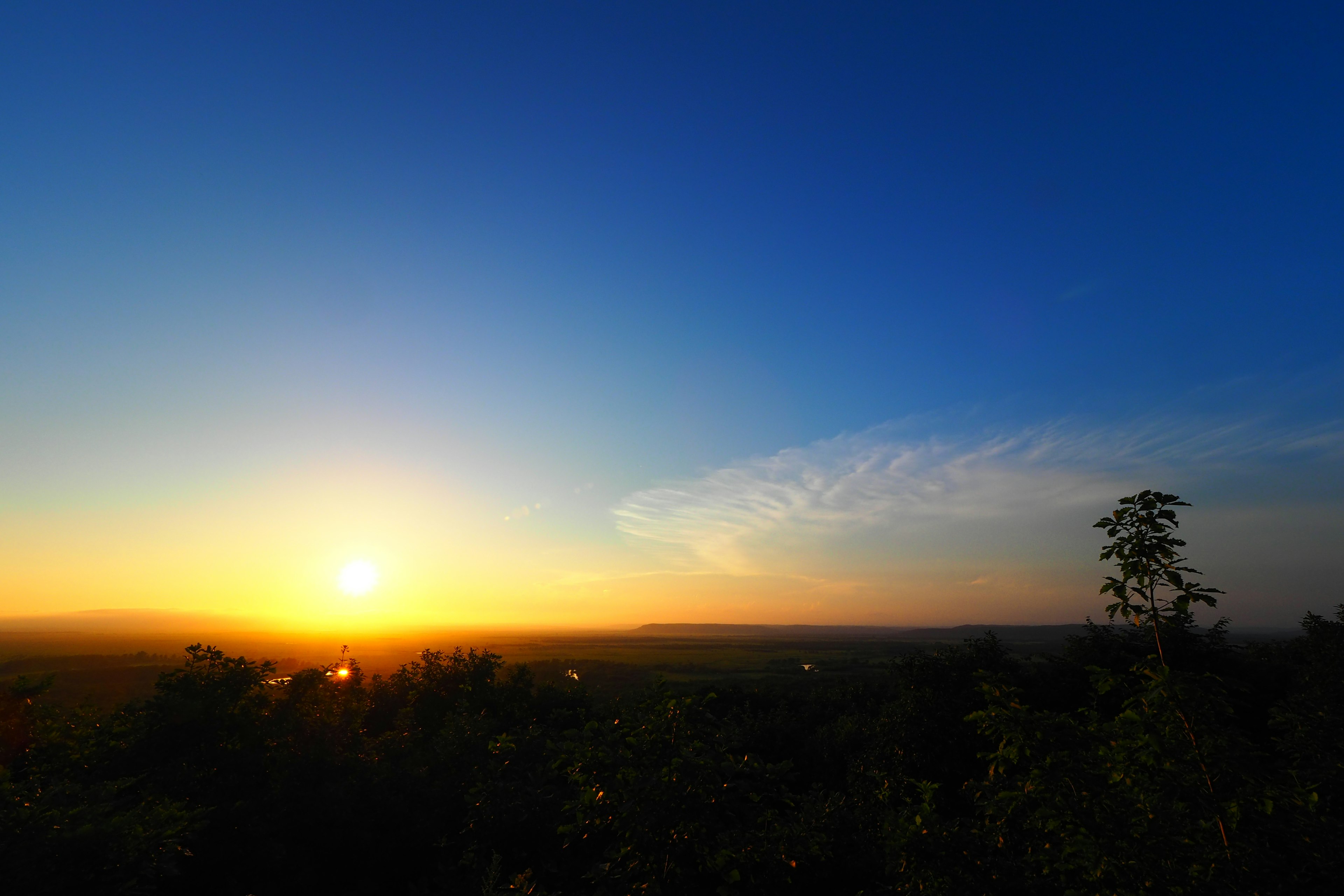 Coucher de soleil magnifique sur un ciel bleu clair