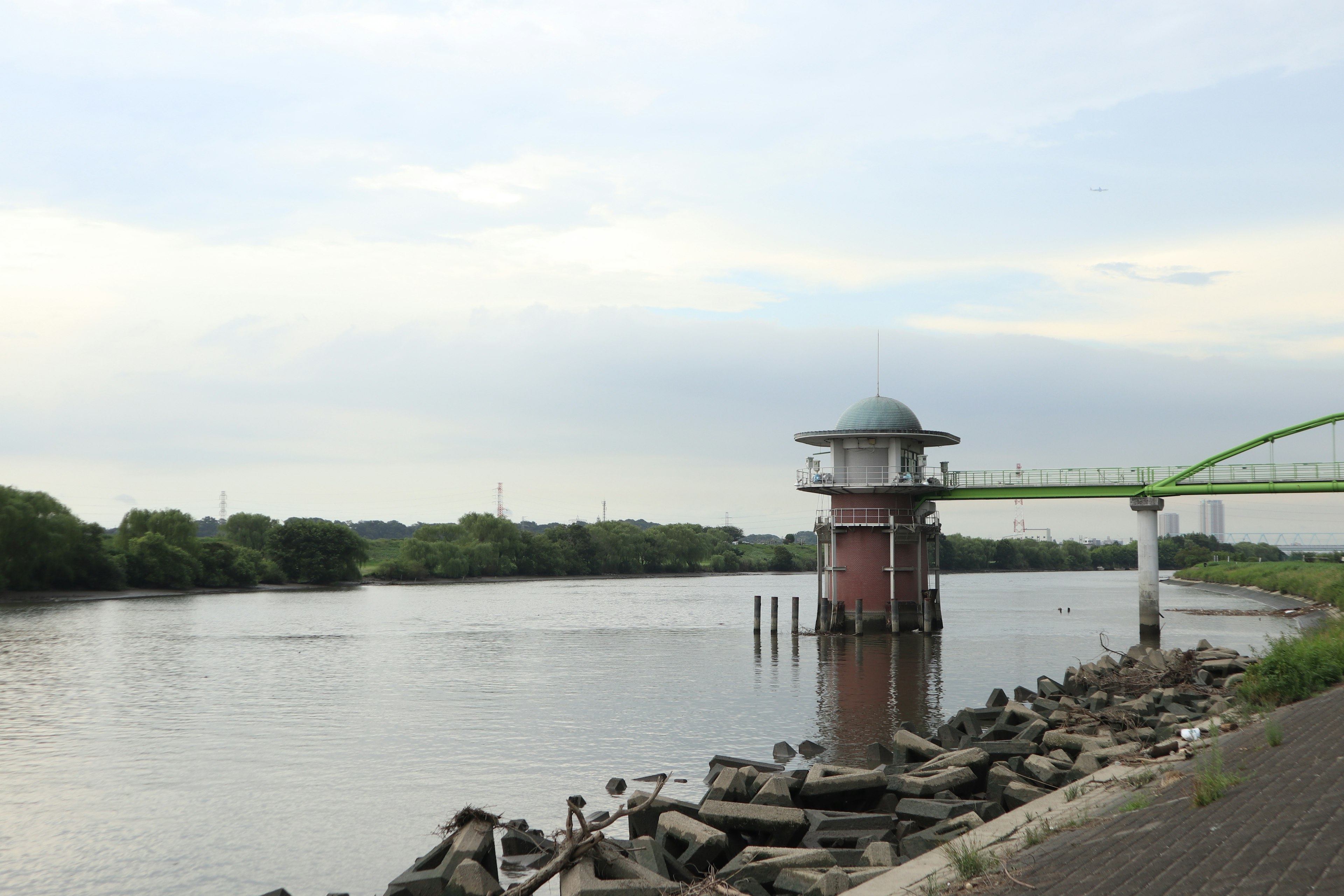 河岸边独特建筑及周围风景