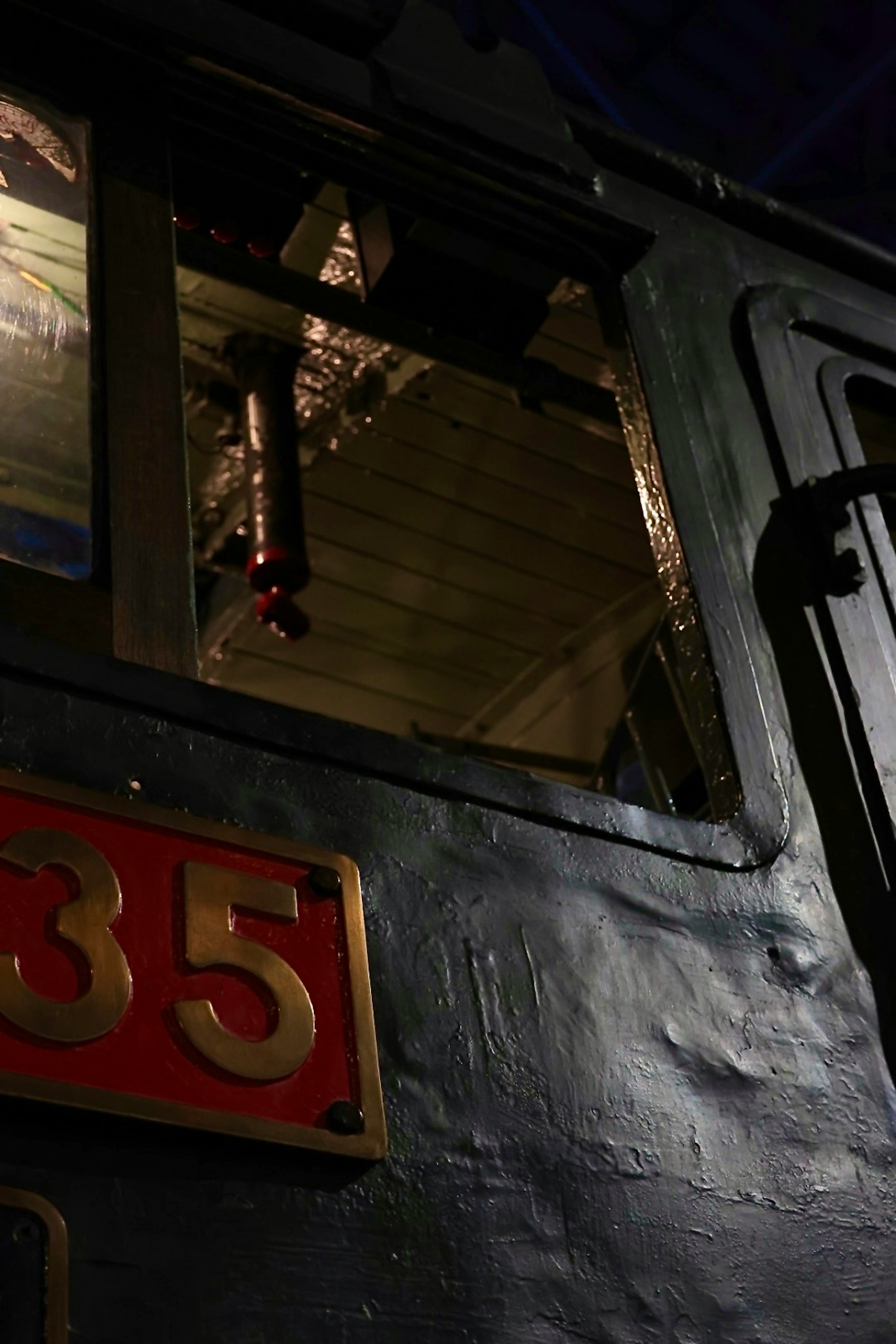 Immagine di una finestra della cabina di una locomotiva a vapore con il numero 35