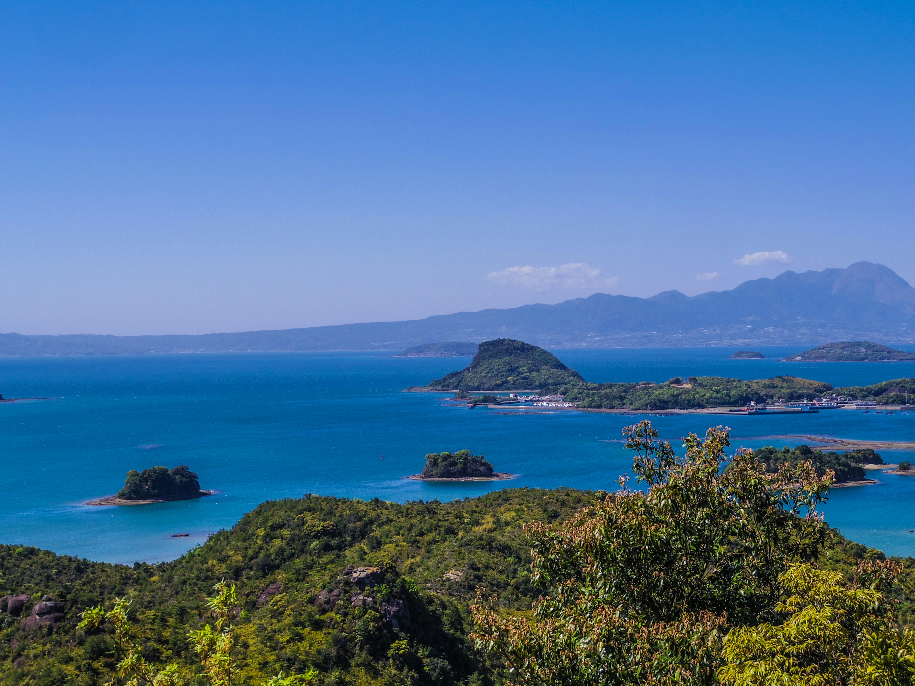 Vista escénica del mar azul y las islas verdes