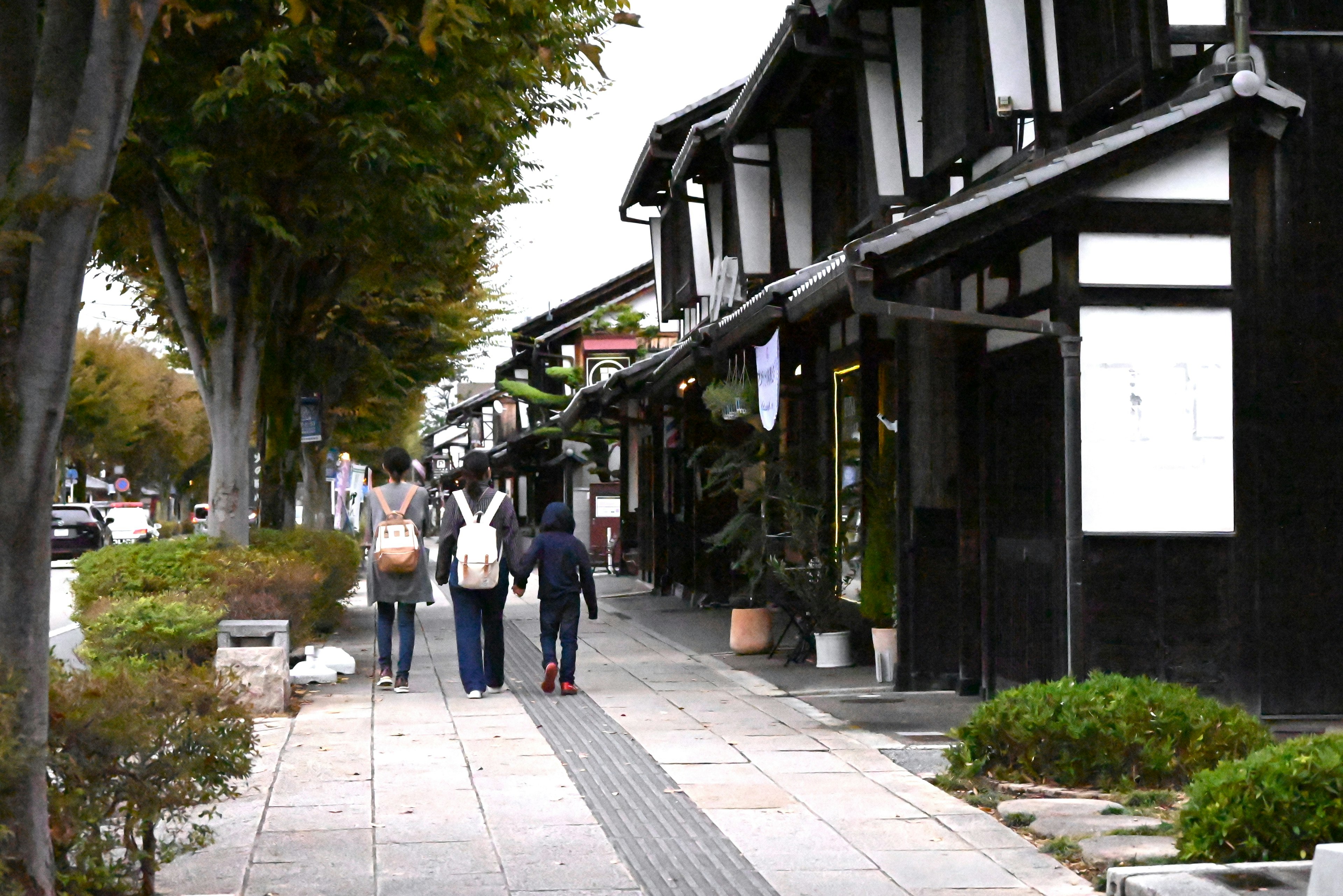 古い日本の街並みを歩く人々の風景