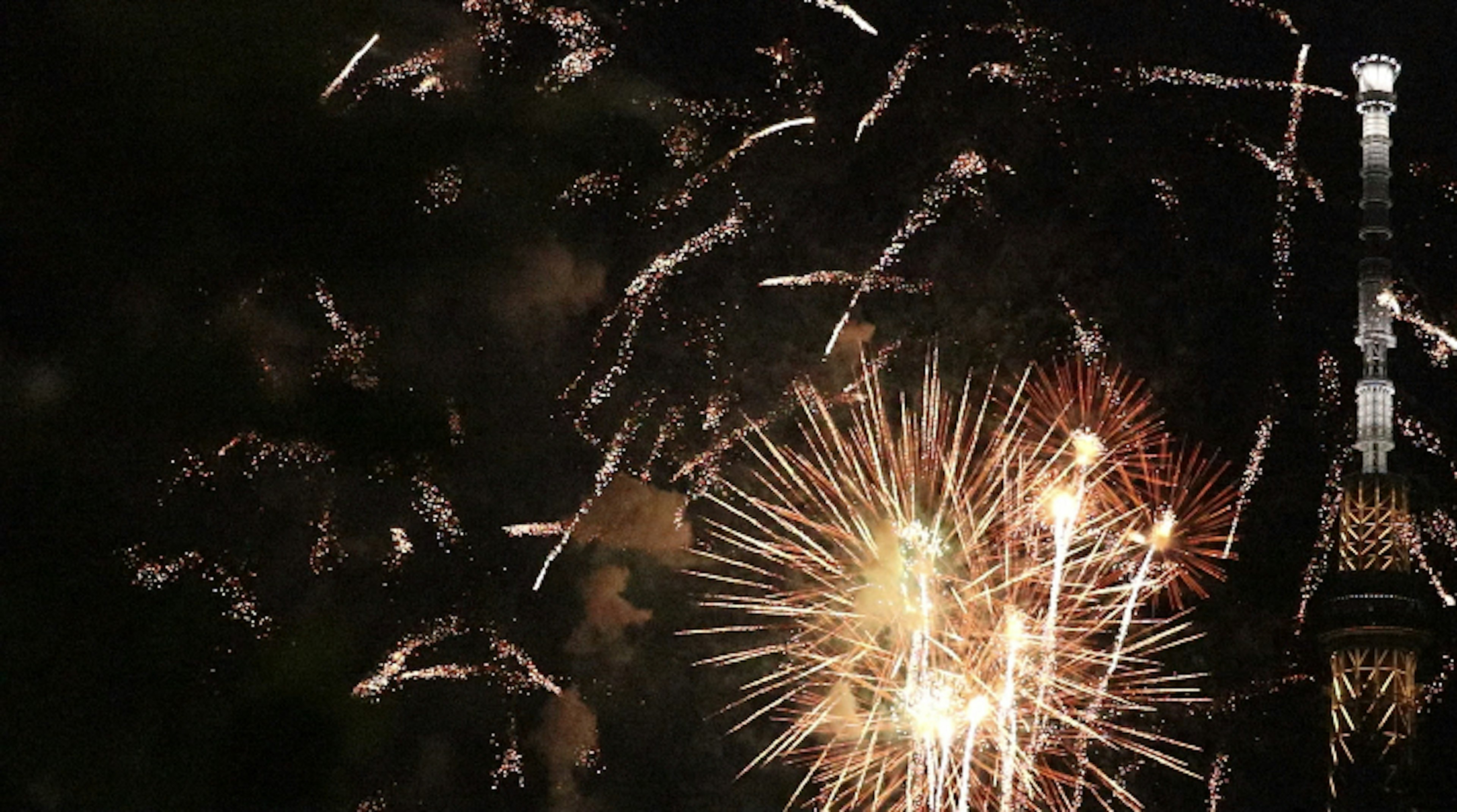 Schöner Nachthimmel mit Feuerwerk in der Nähe des Eiffelturms