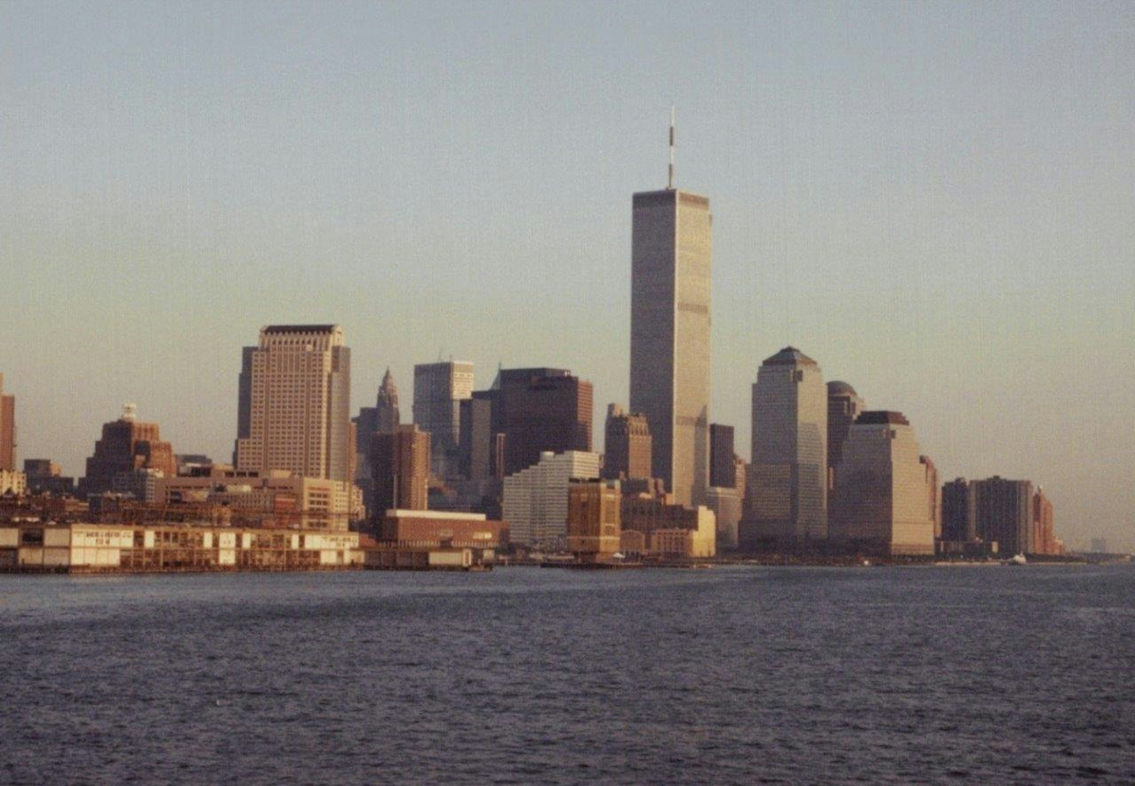 Skyline de Nueva York al anochecer con el One World Trade Center