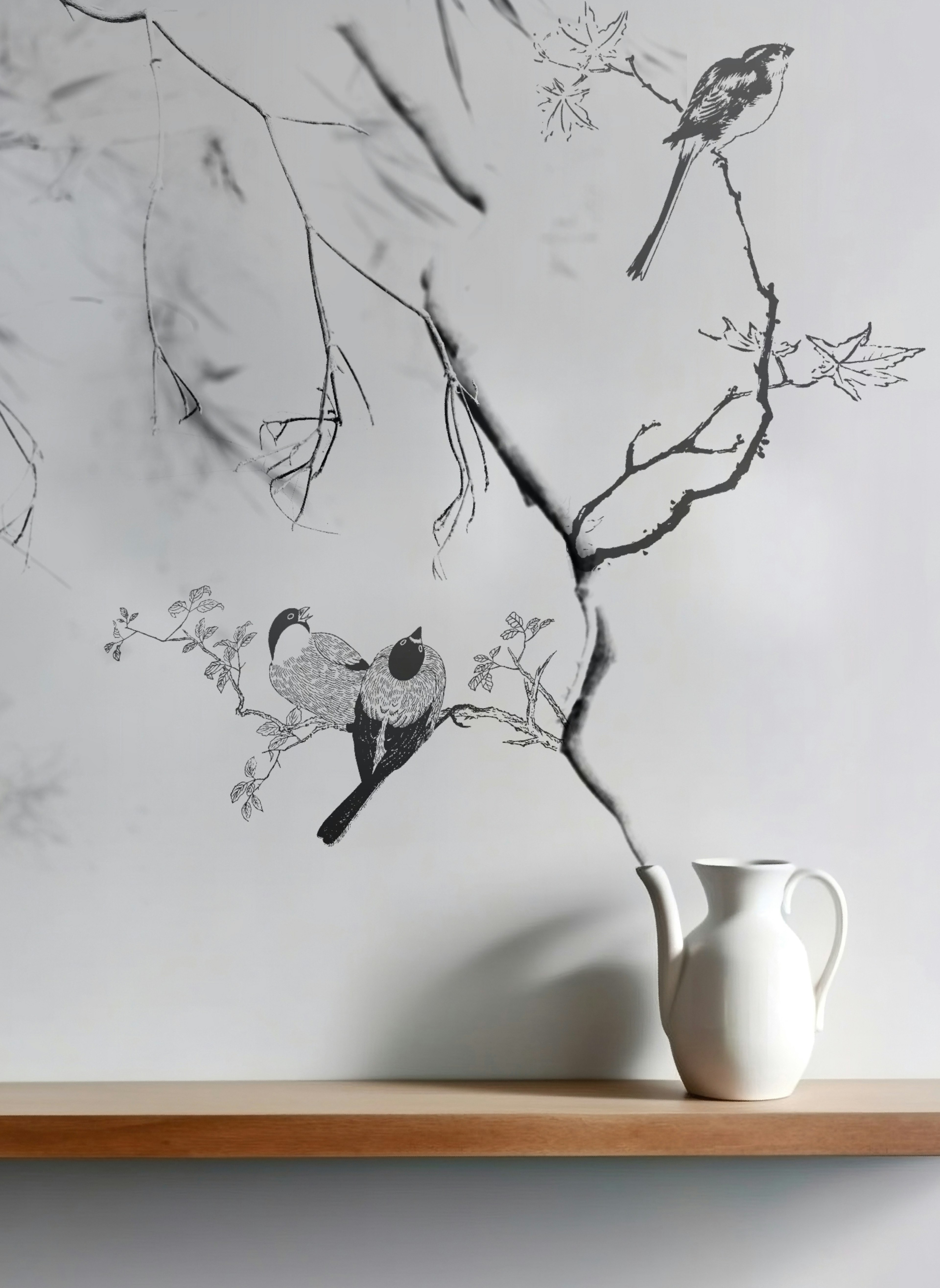 Un mur blanc avec un dessin d'oiseau et de branche et une cruche en céramique blanche