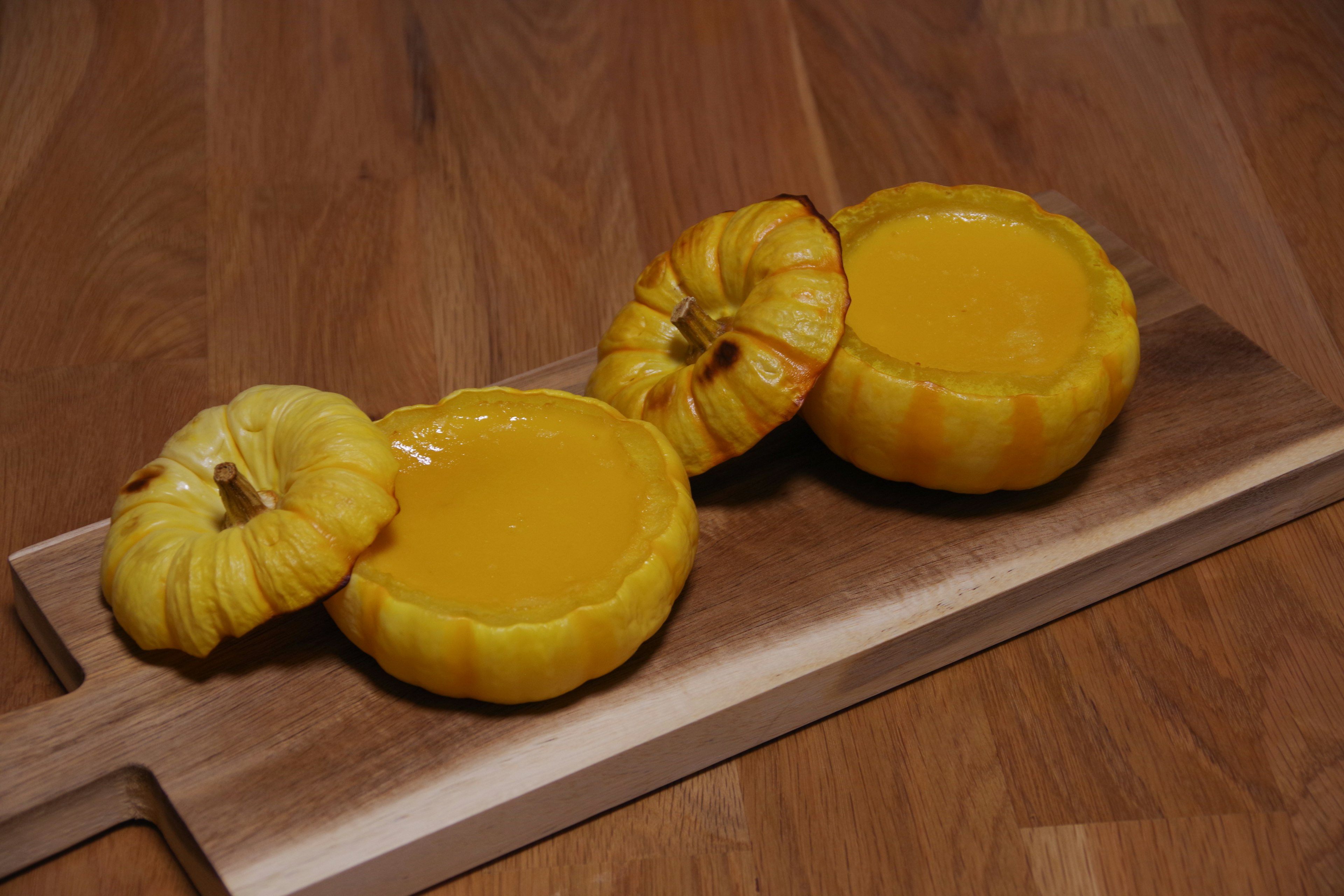 Postres de calabaza amarilla dispuestos en una bandeja de madera