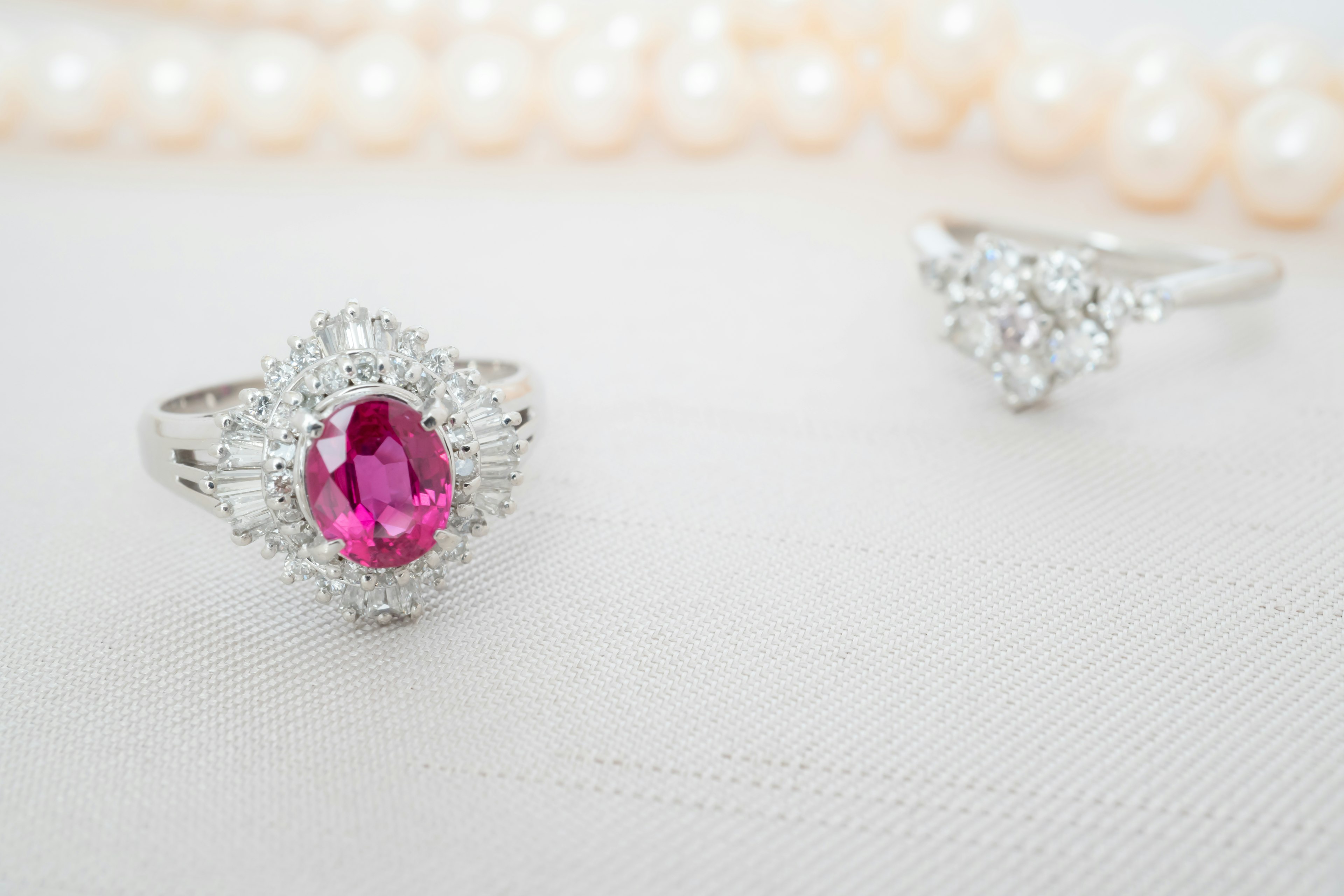 Schöne Ringe mit rosa Edelstein und Diamanten zusammen präsentiert