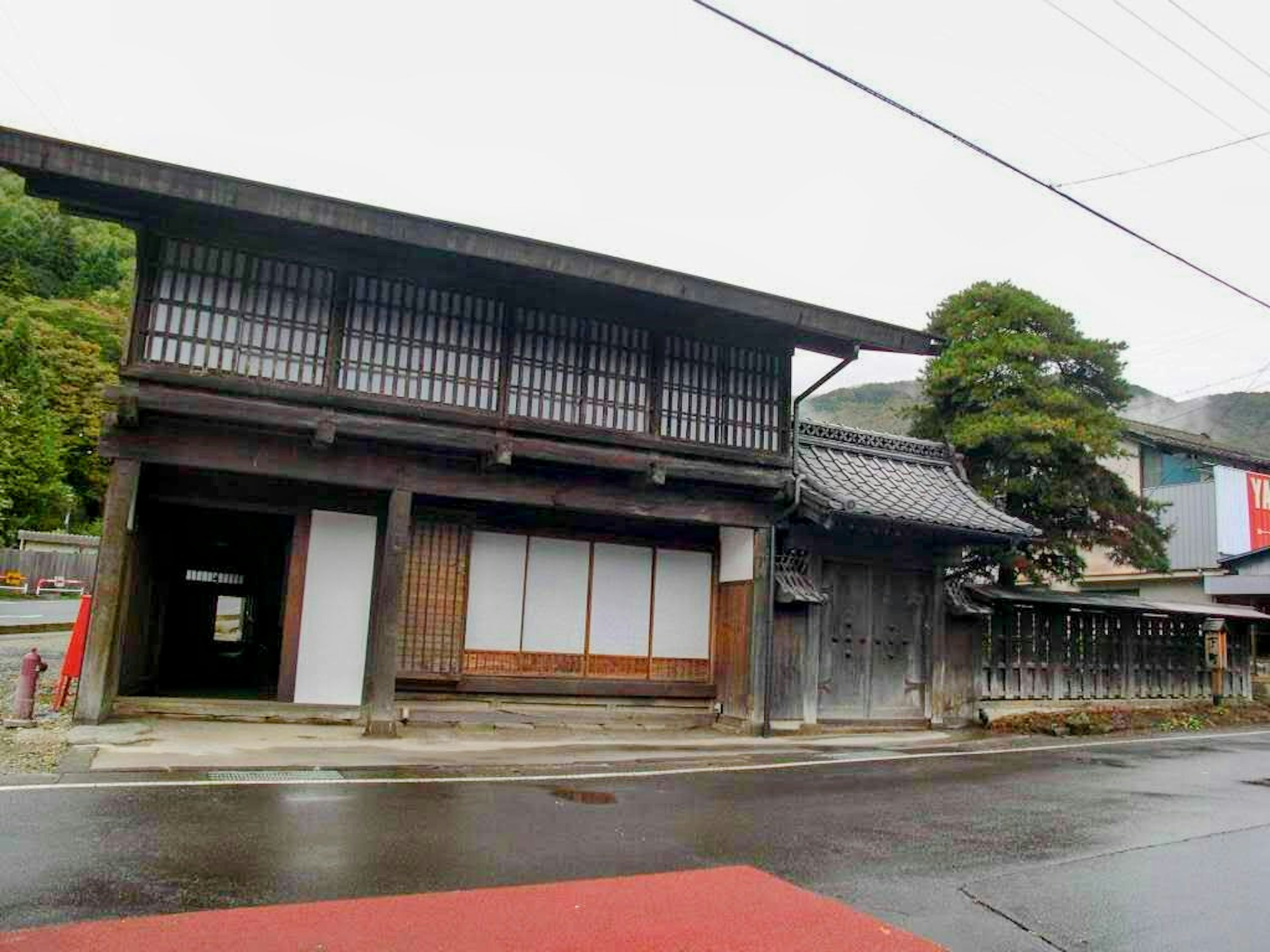 Außenansicht eines alten japanischen Gebäudes mit Holzgittern und traditionellem Dach