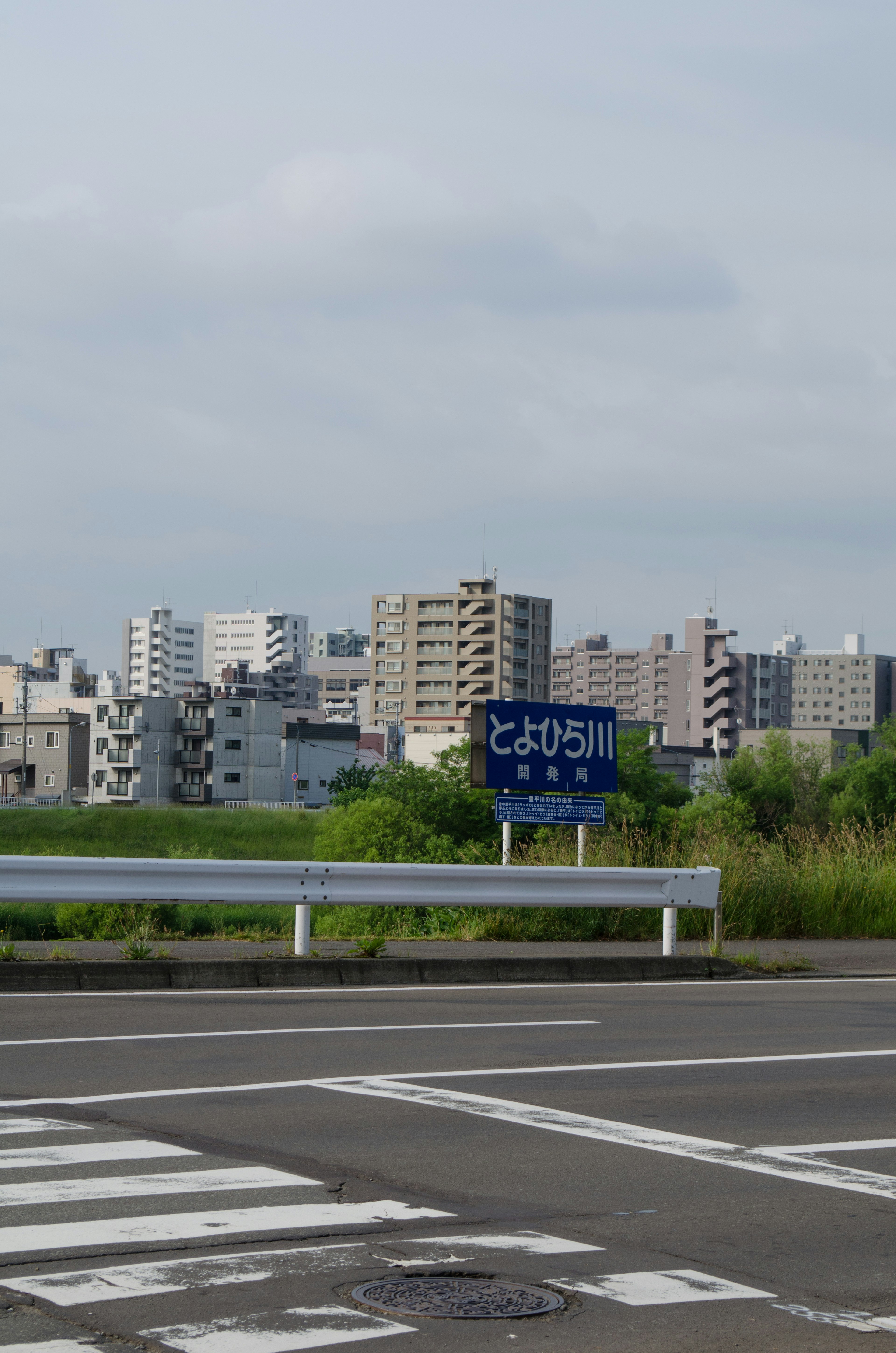 都市の風景と道路標識が見える