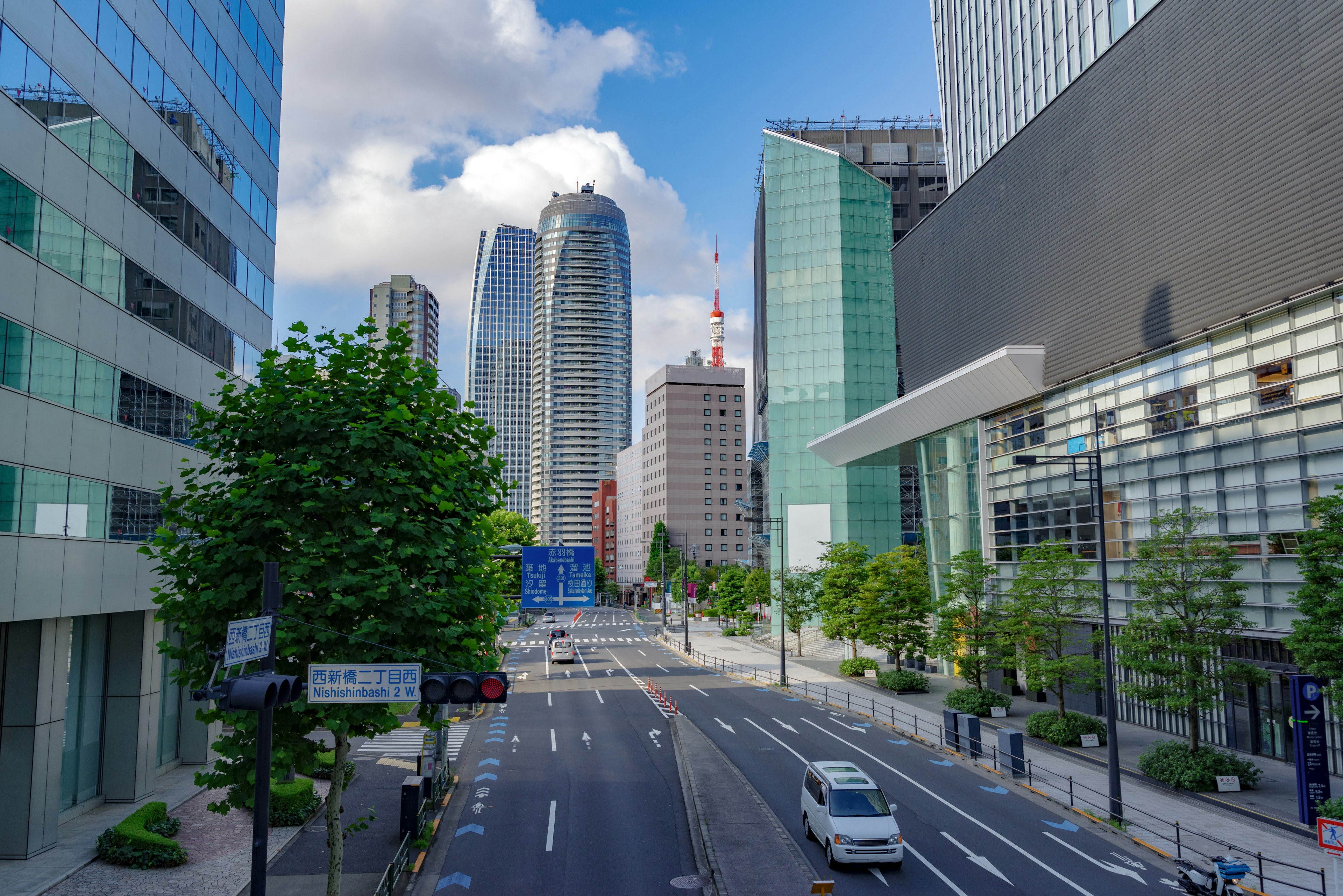 Jalan perkotaan dengan gedung pencakar langit dan langit biru