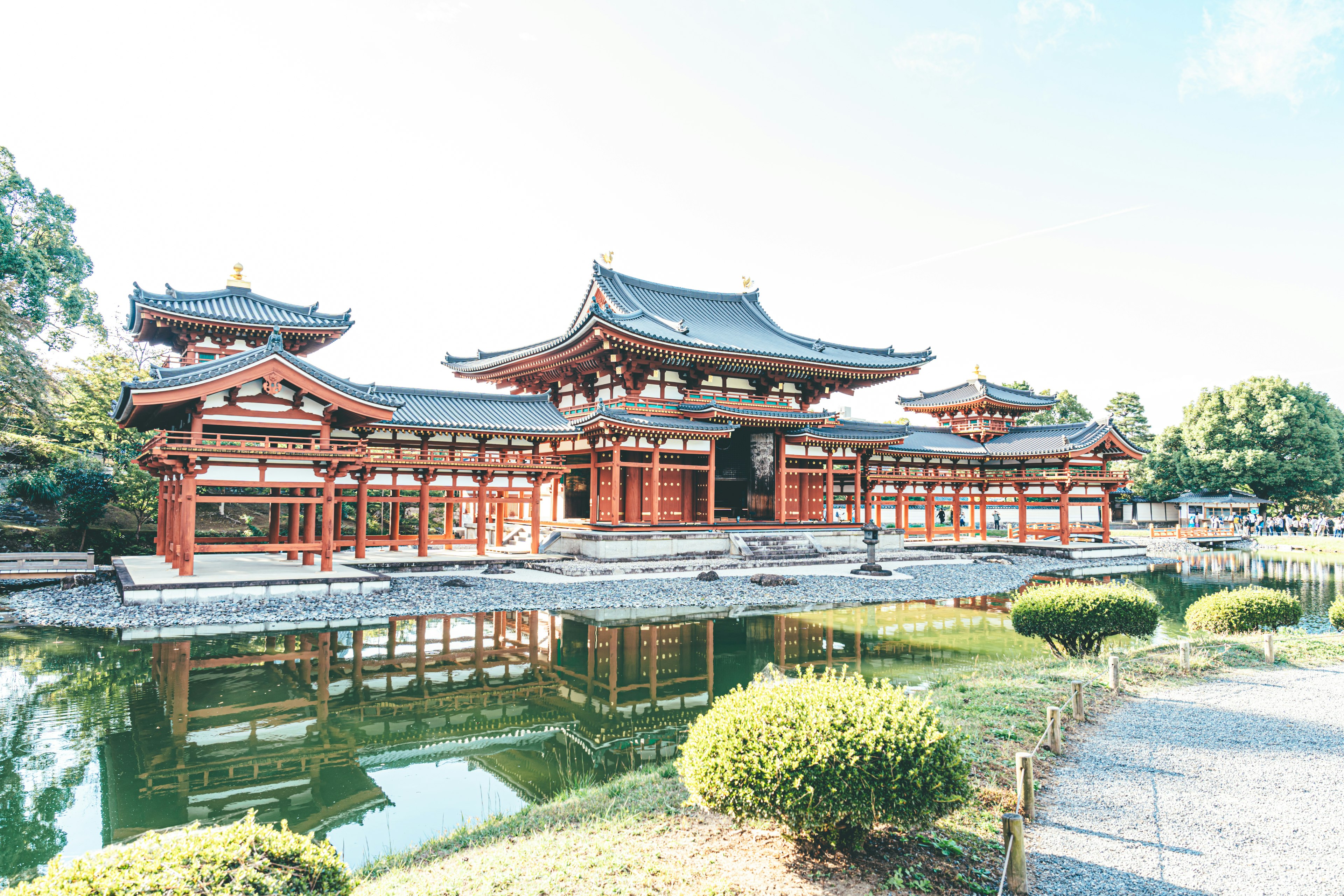 Arquitectura japonesa tradicional rodeada de un hermoso jardín