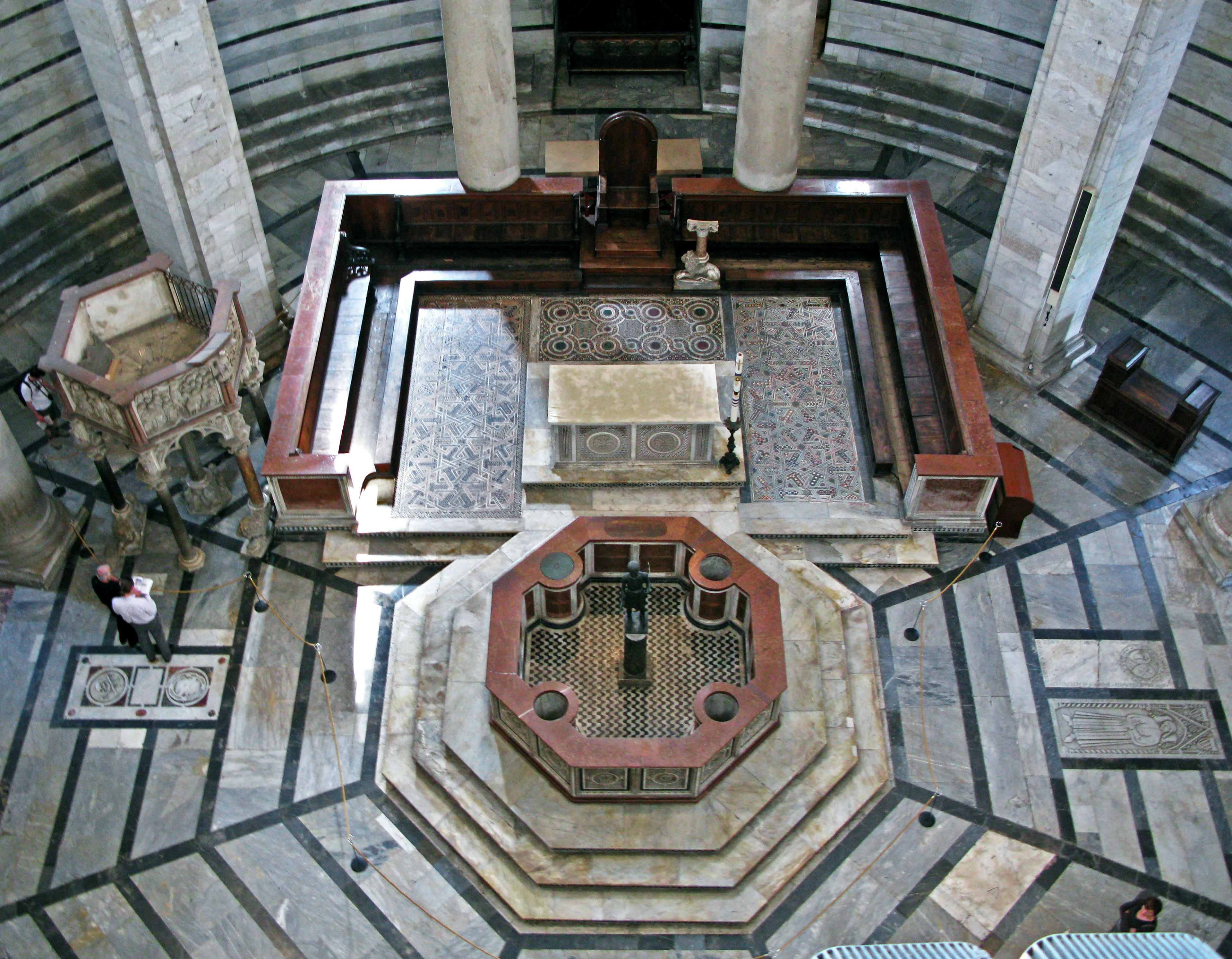 Interior de iglesia histórica con hermoso suelo de mármol y fuente bautismal octagonal