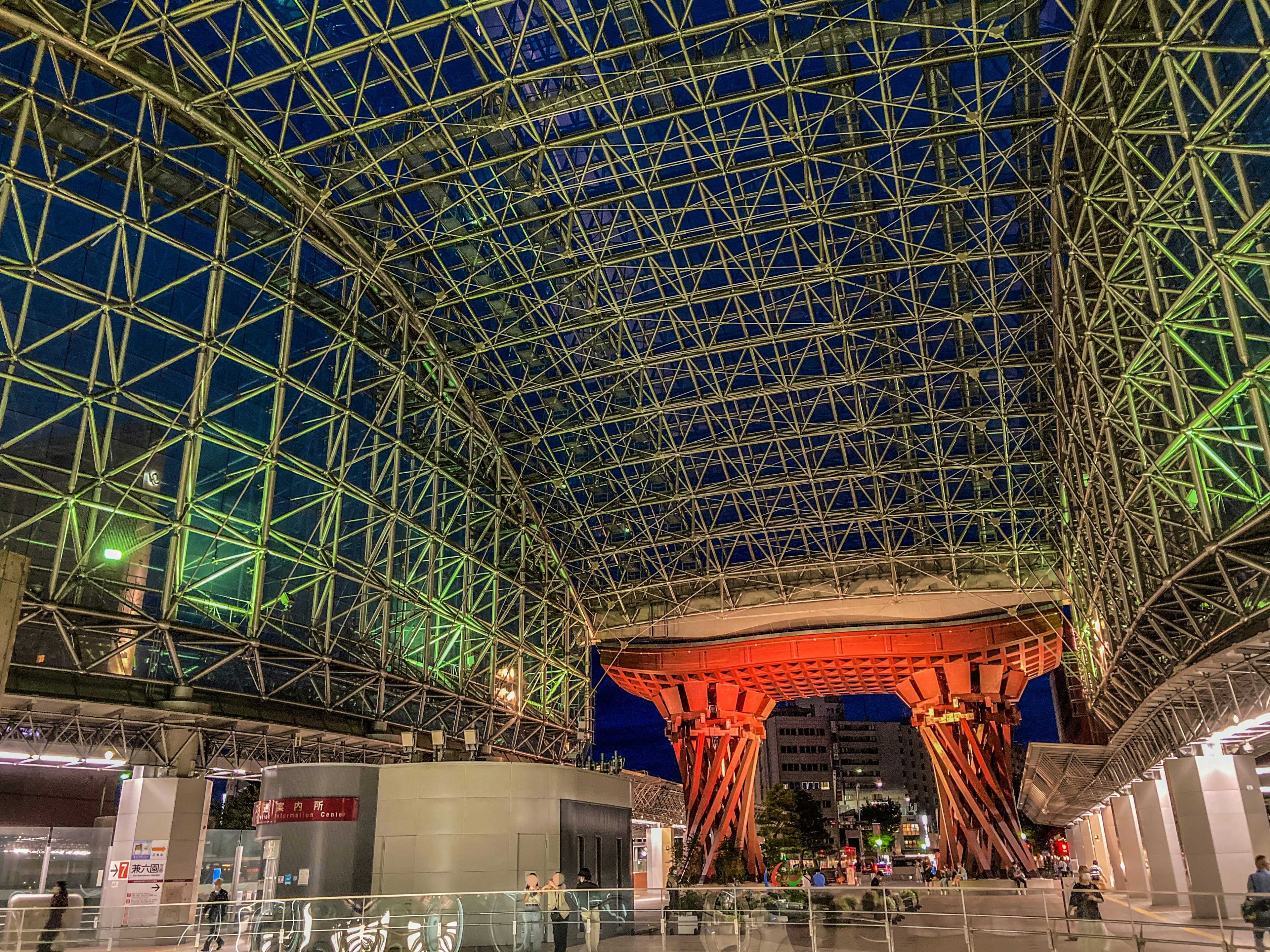 Schöne Dachstruktur und Beleuchtung des Bahnhofs Kanazawa bei Nacht