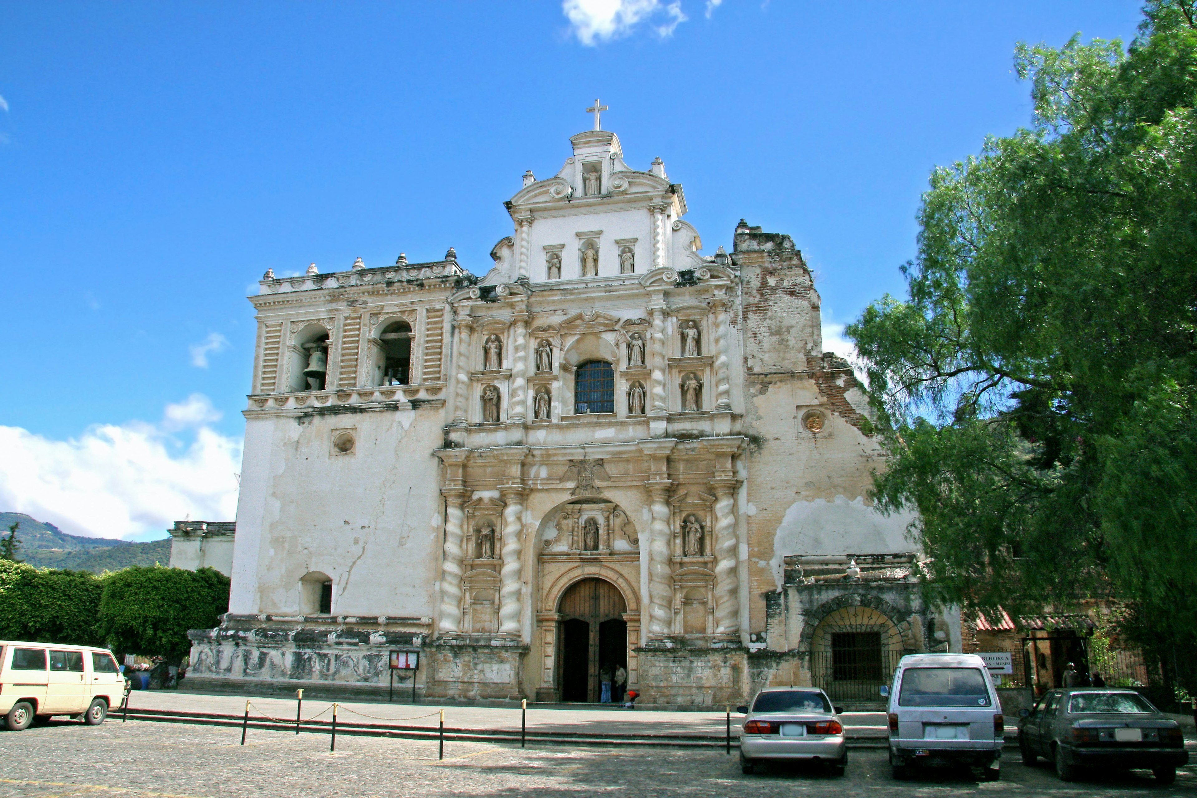 Façade d'église historique sous un ciel bleu clair