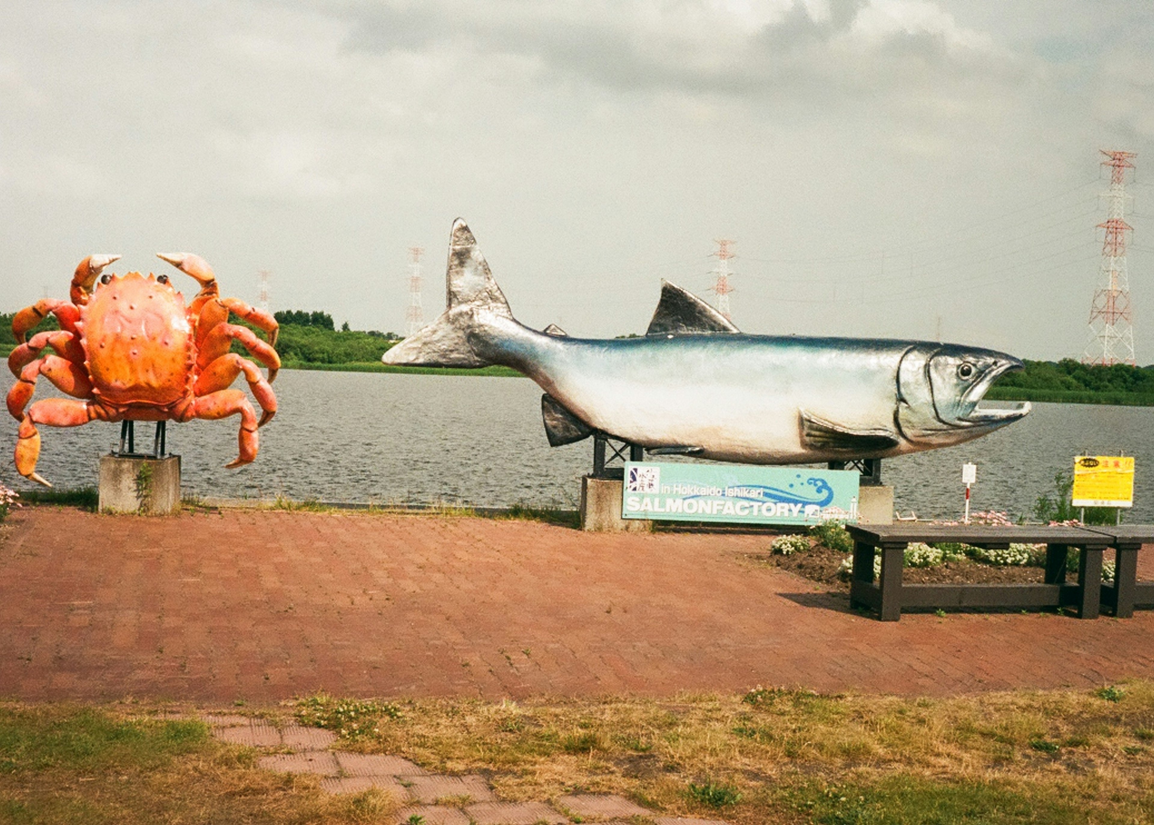 Grandes sculptures de crabe et de saumon au bord de l'eau