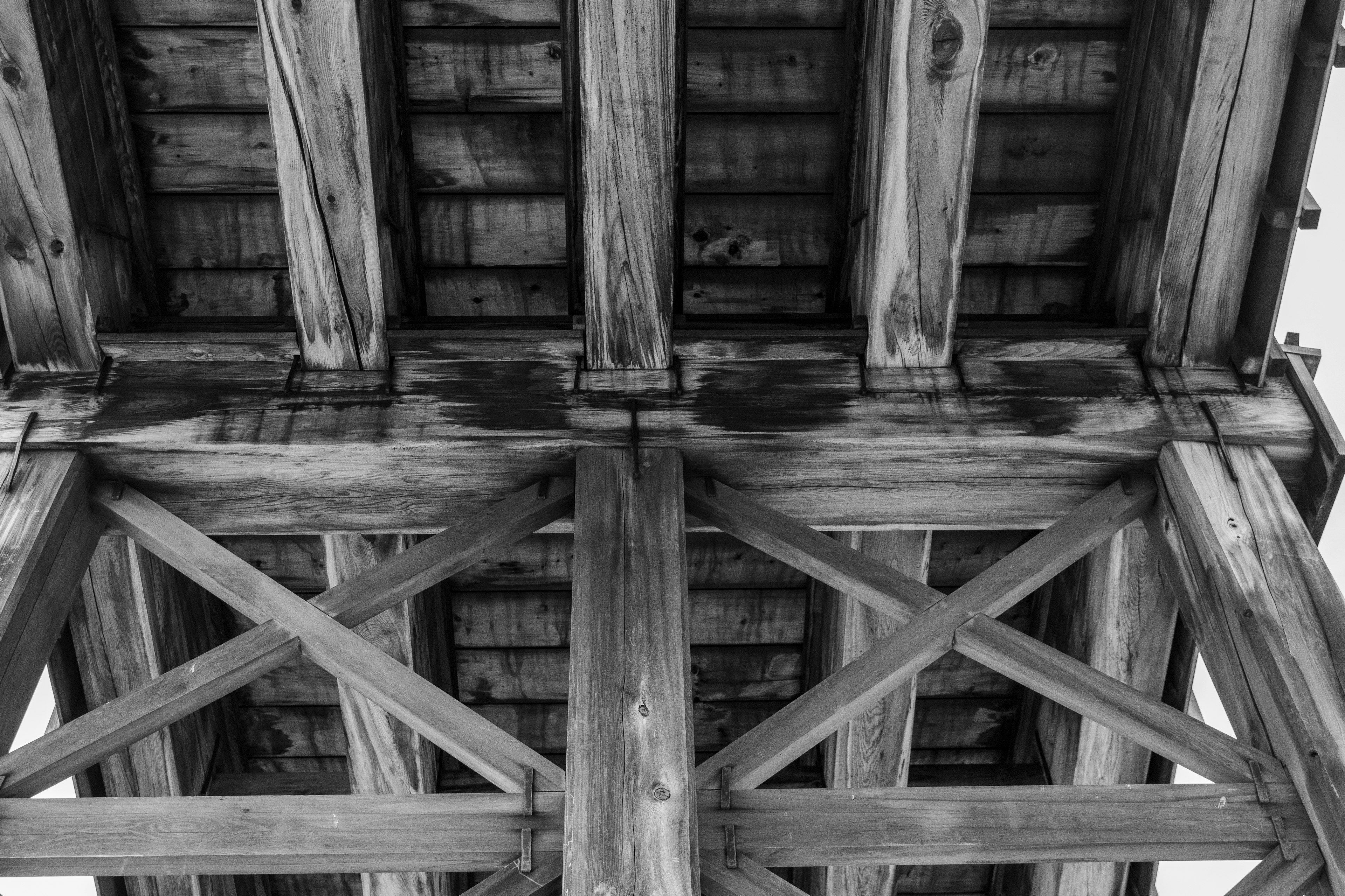 Vue détaillée de la structure d'un pont en bois par en dessous