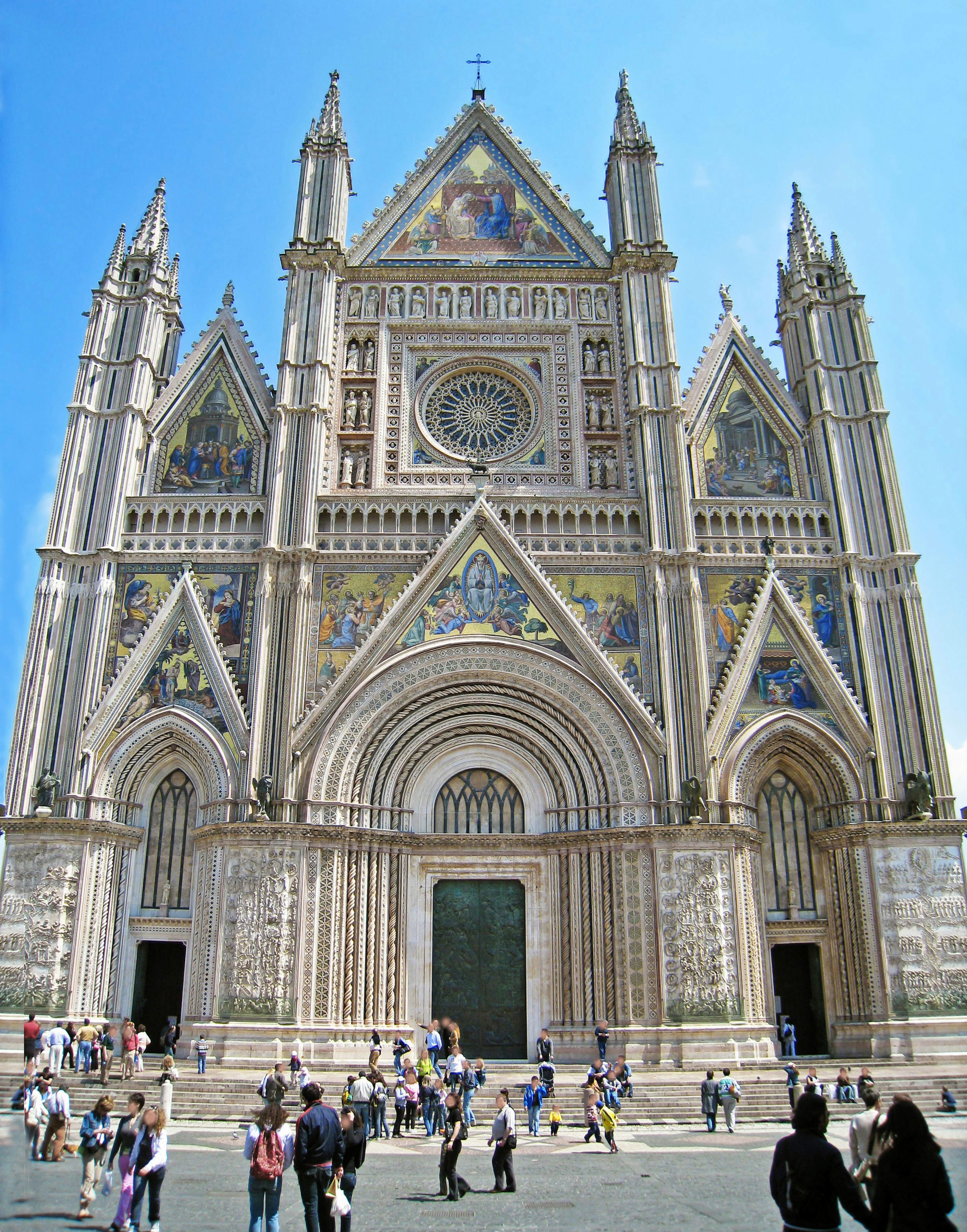 La splendida facciata del duomo di Orvieto con visitatori