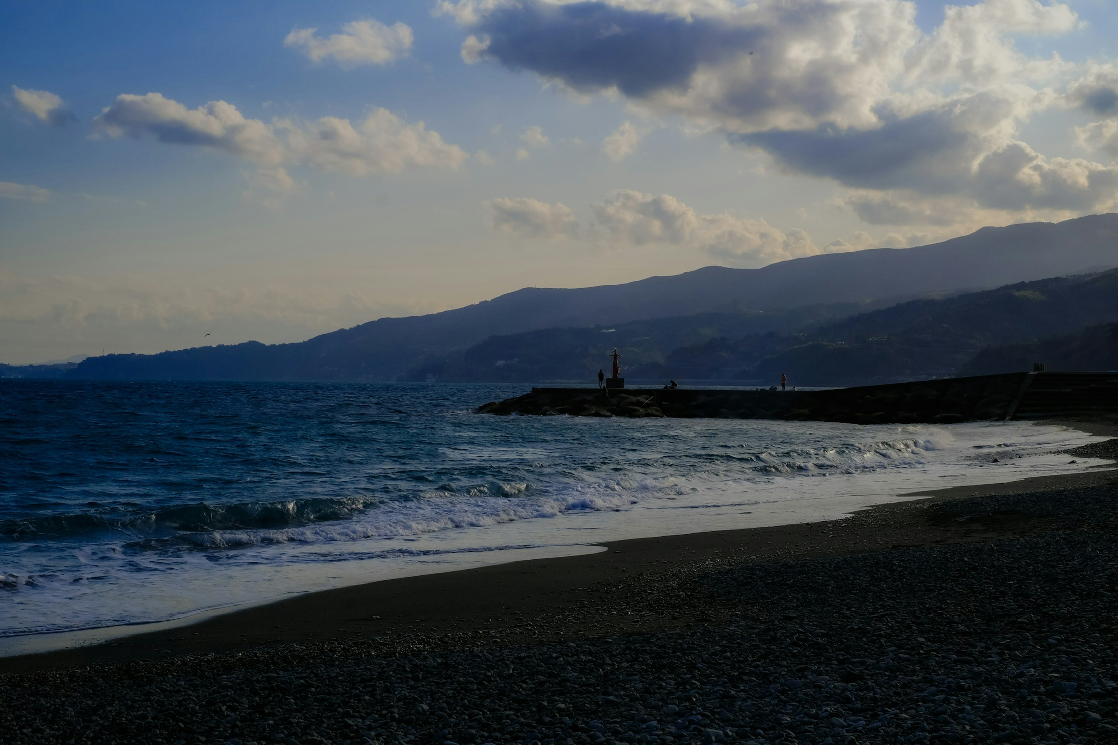 海と山の風景　夕暮れ時の静かな海岸