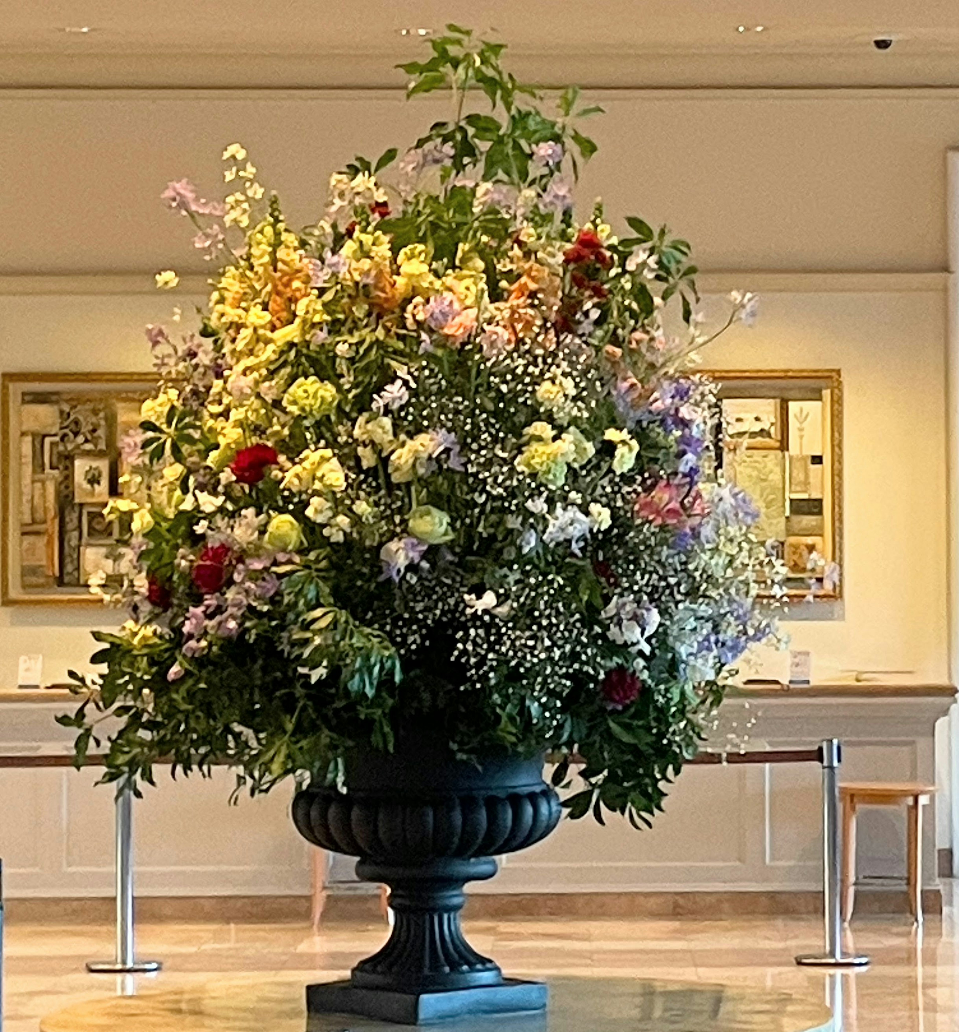 Ein großes Blumenarrangement mit bunten Blüten in einer eleganten Vase