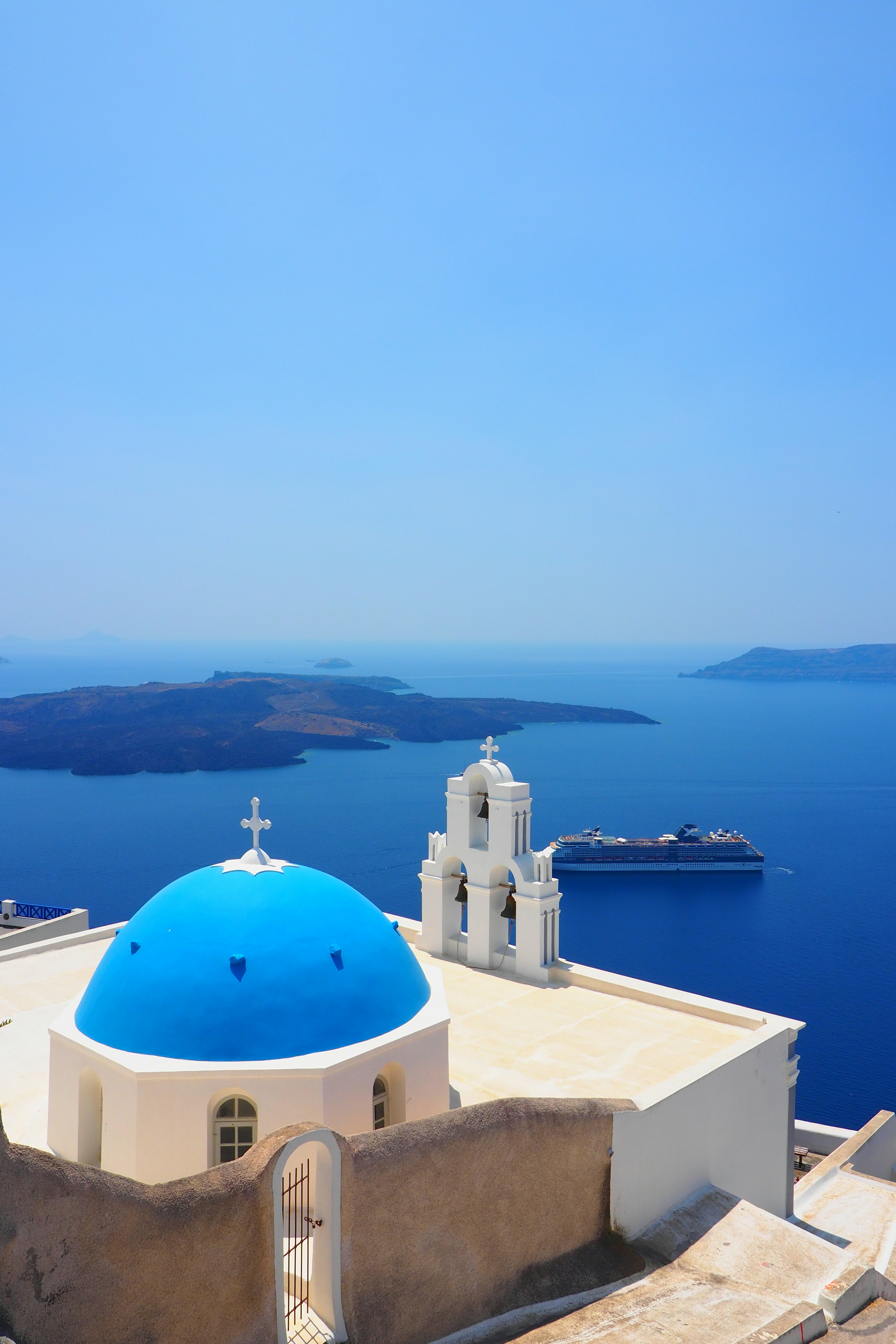 Chiesa con cupola blu e vista sul mare