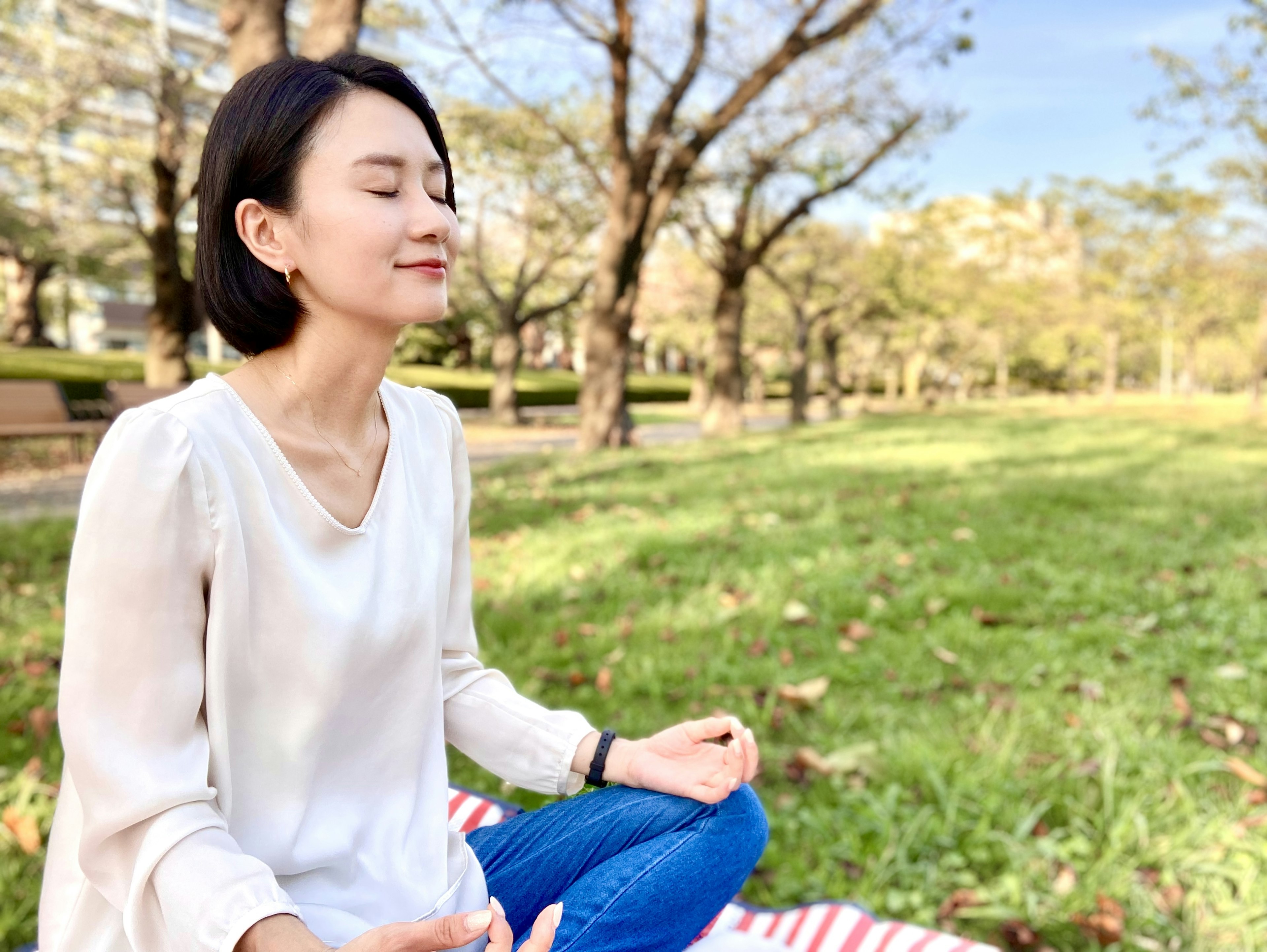 Wanita bermeditasi di taman Bersantai di alam