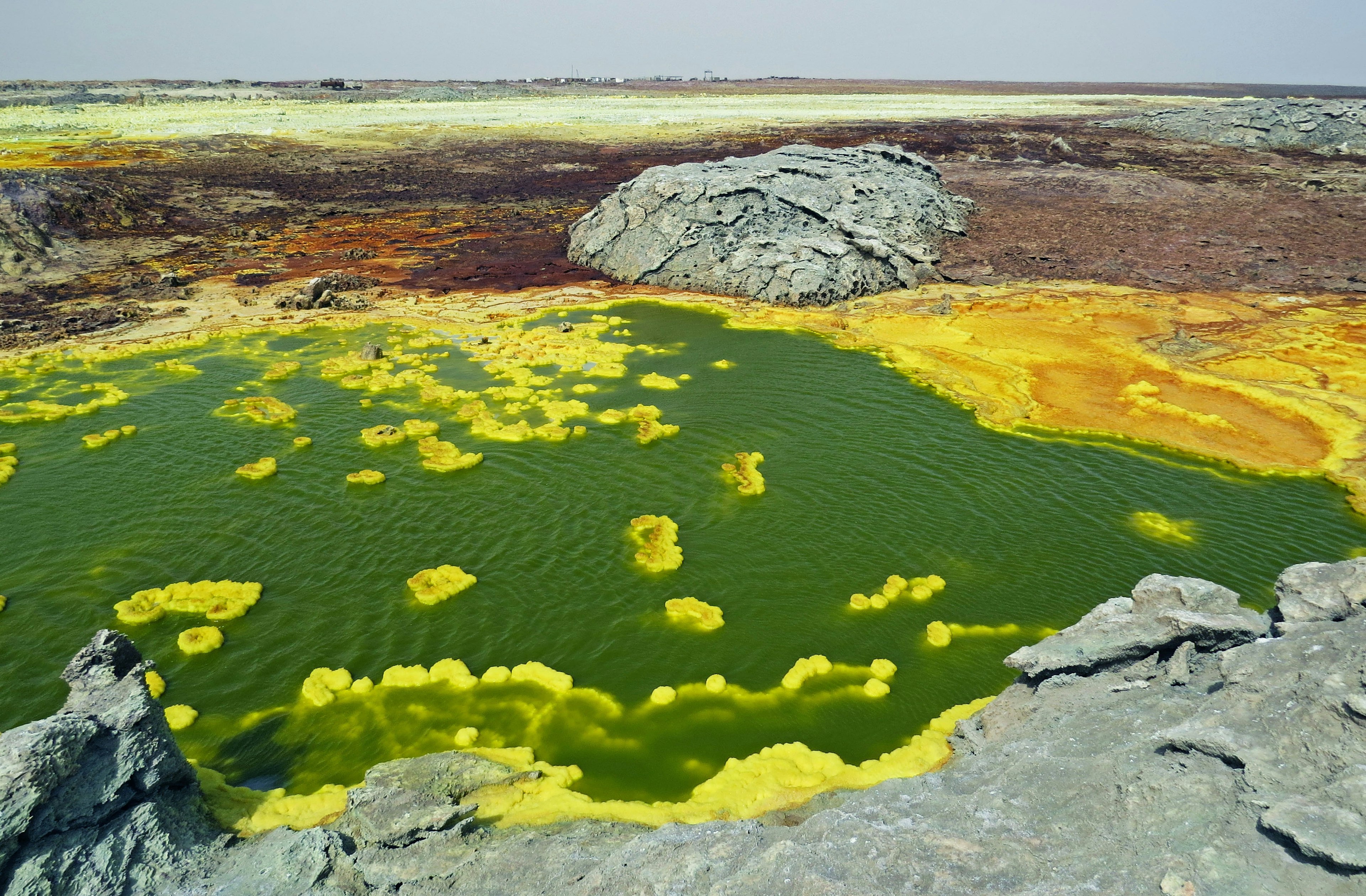 Paysage désolé avec de l'eau verte et des minéraux jaunes