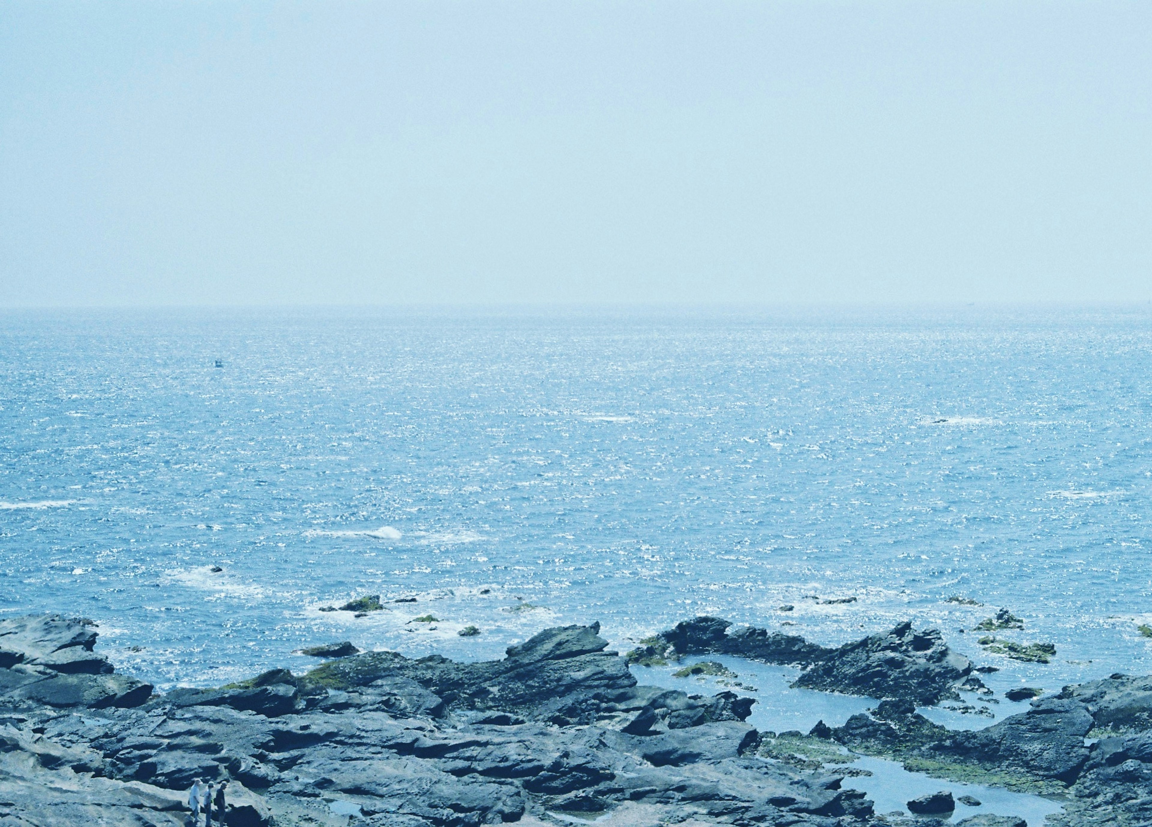 Vue de l'océan bleu avec une côte rocheuse