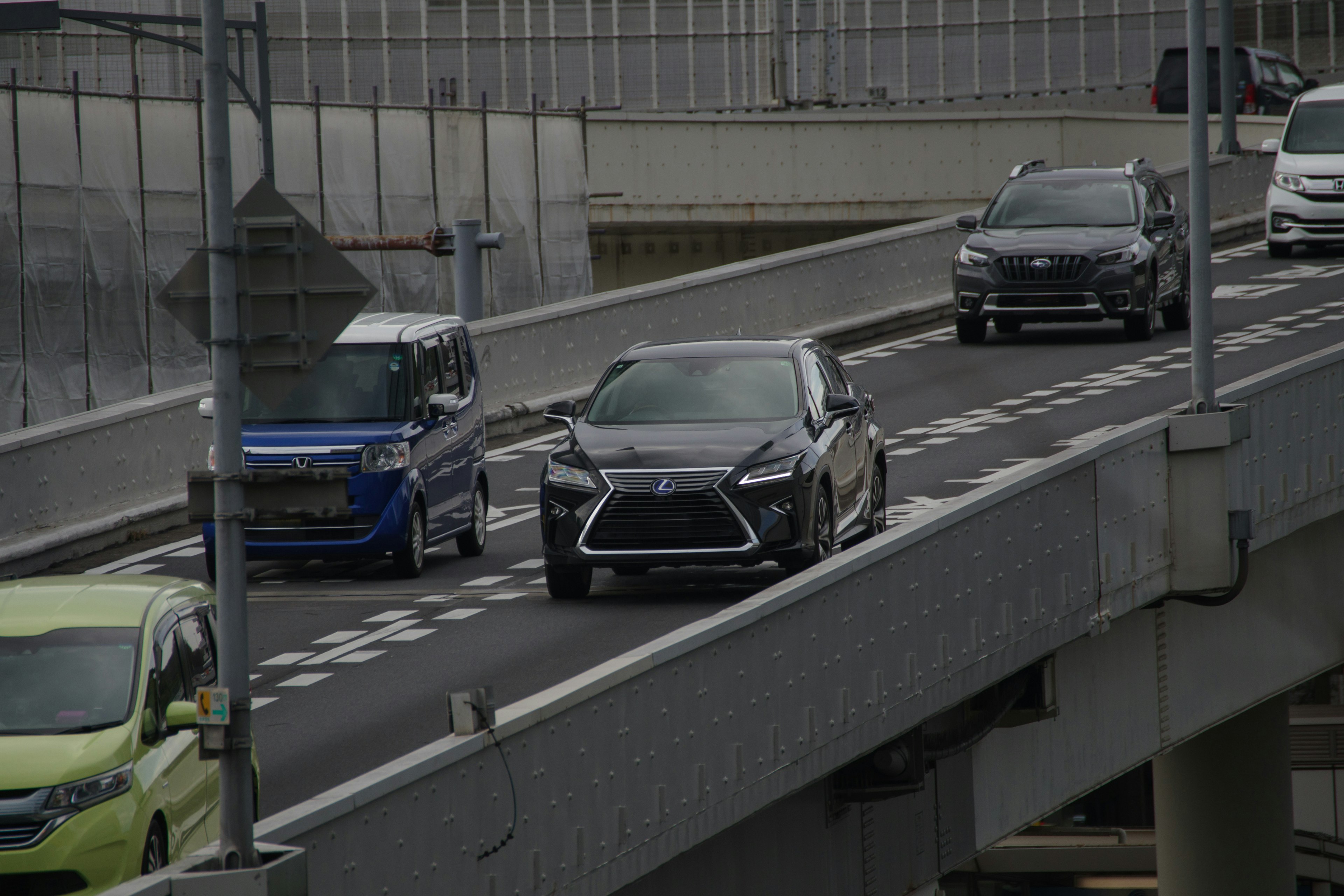 黒いSUVが高速道路を走行している風景