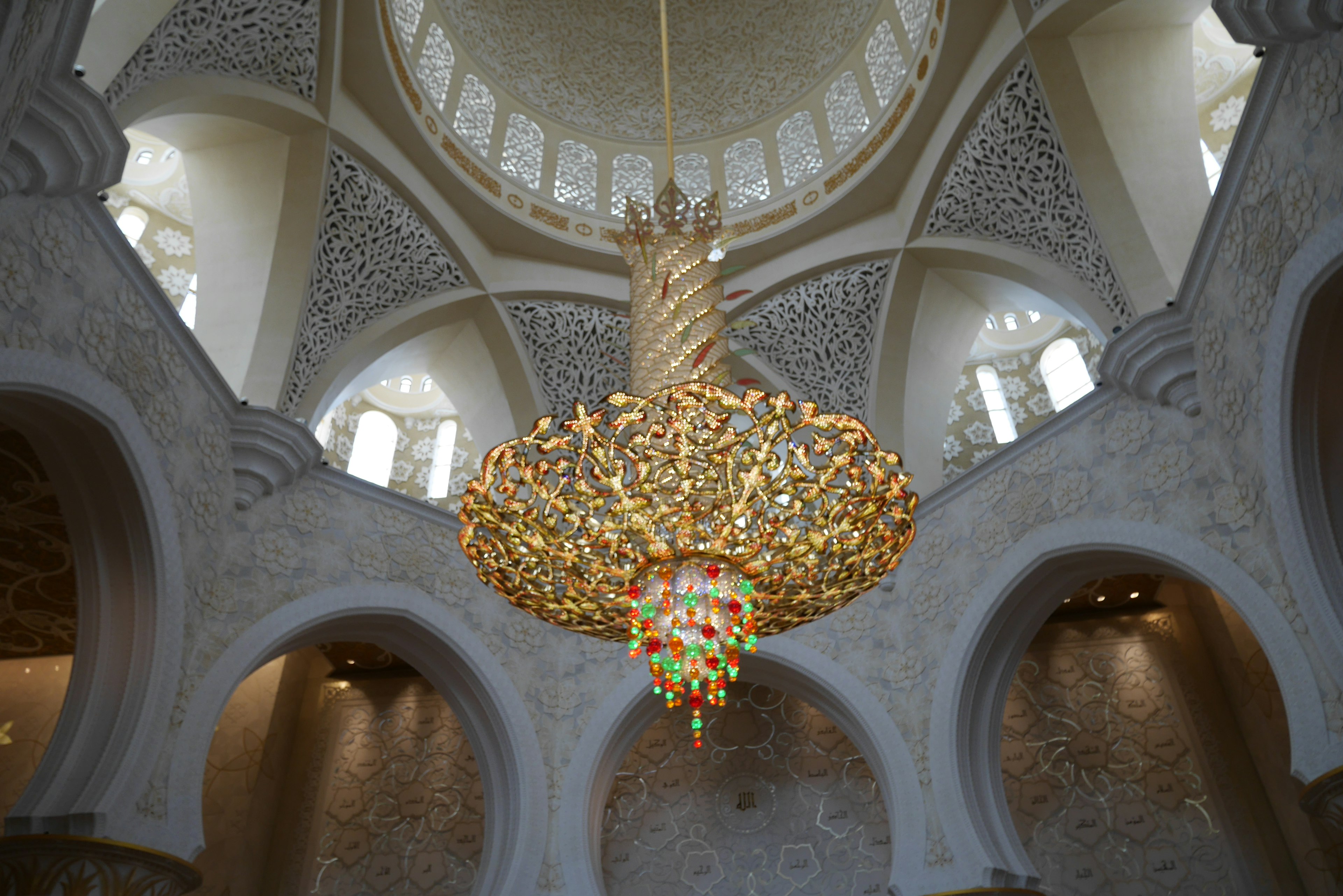 Intérieur d'une mosquée avec un magnifique lustre