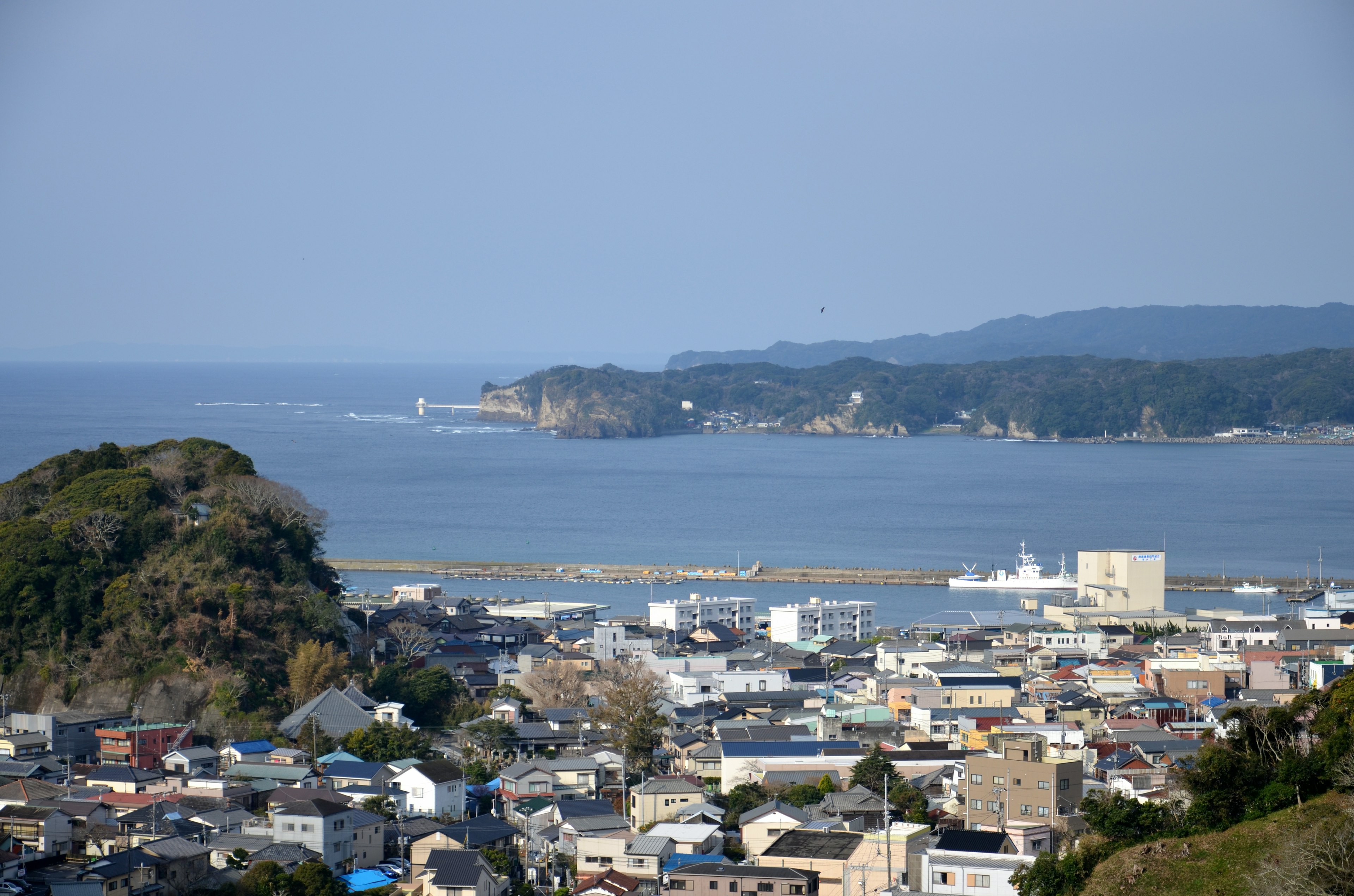 阳光明媚的日子展示海岸线和城镇风景