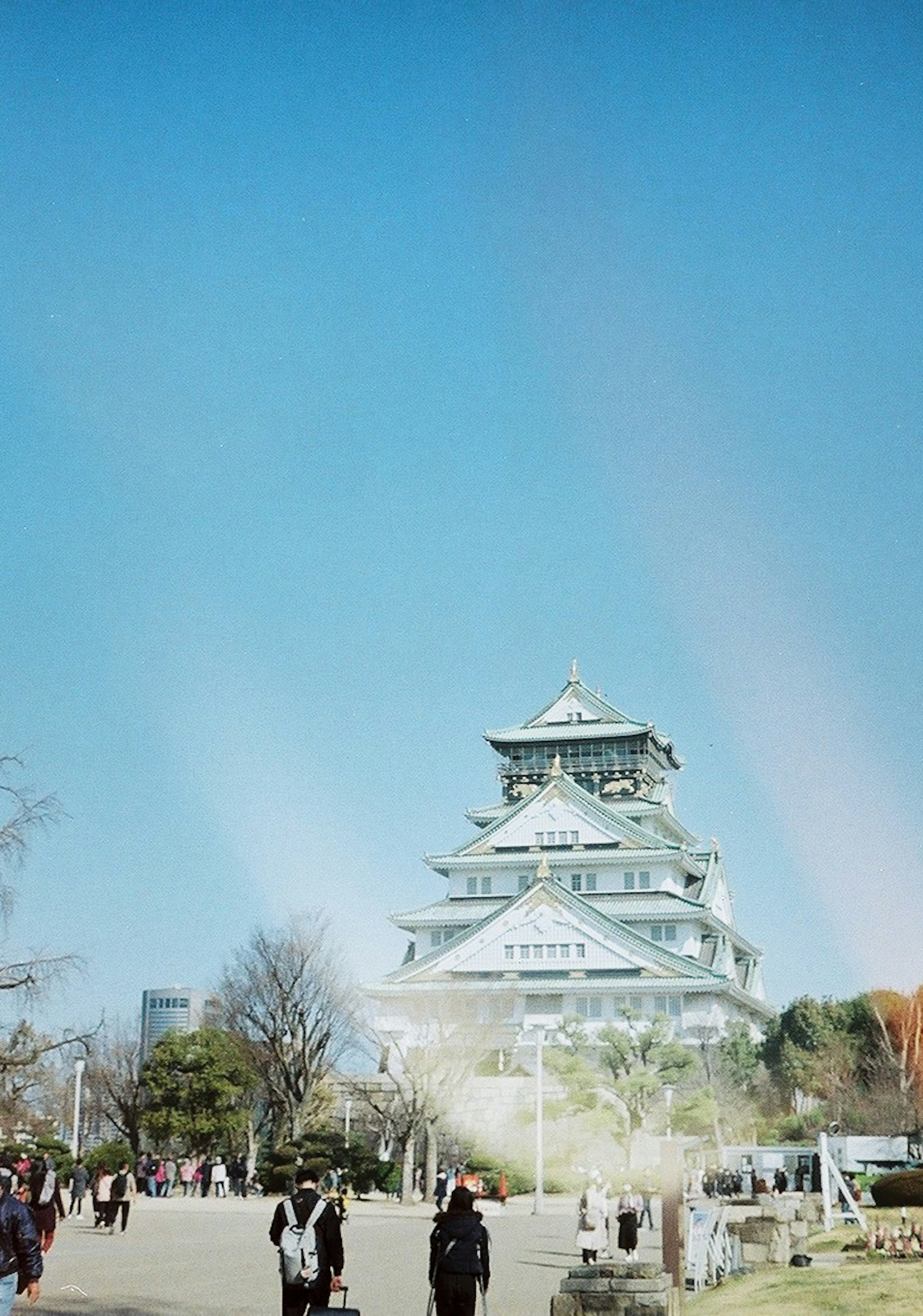 Schöne Aussicht auf das Osaka Schloss unter einem klaren blauen Himmel mit Besuchern