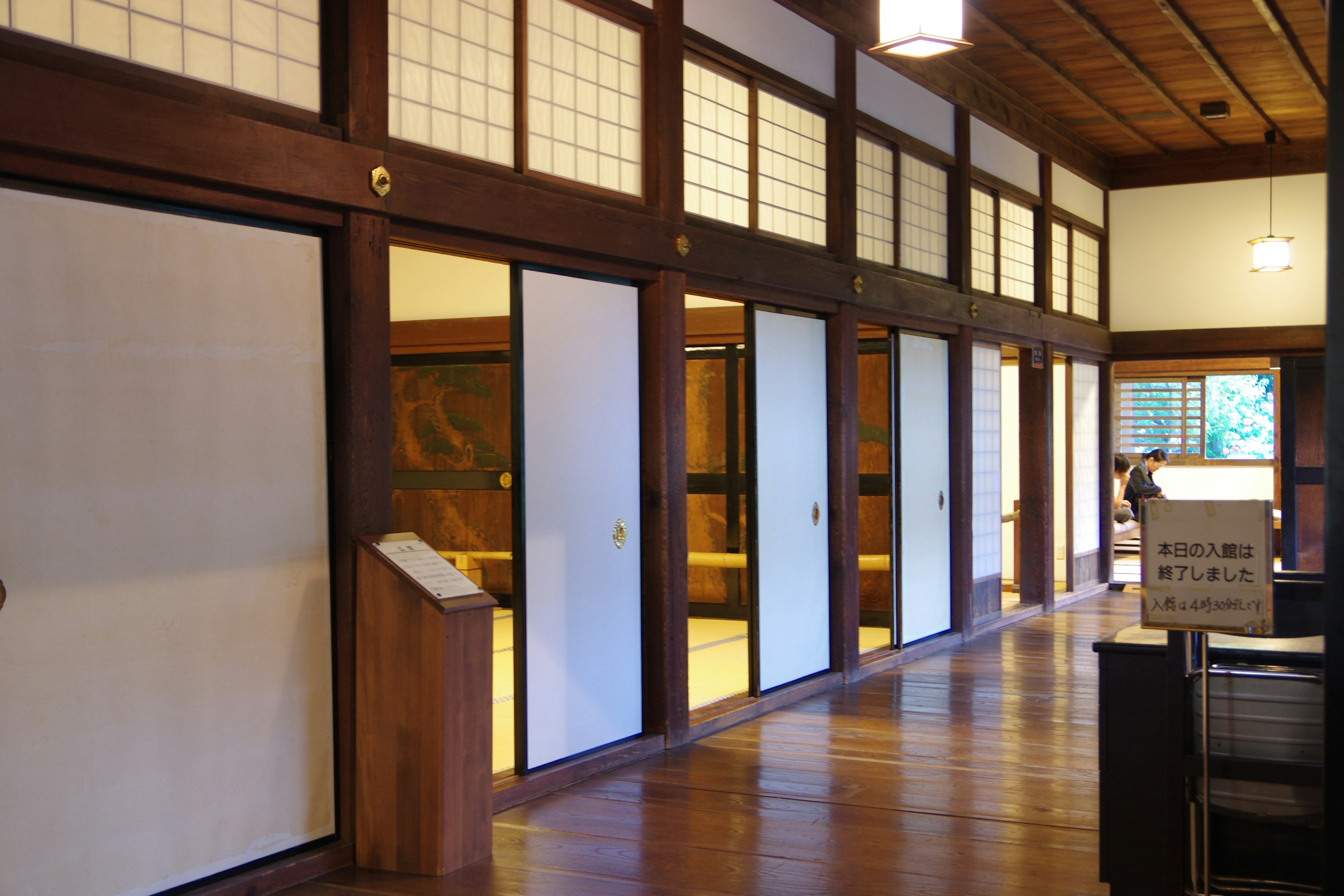 Pasillo interior de arquitectura japonesa tradicional con puertas deslizantes y suelo de madera