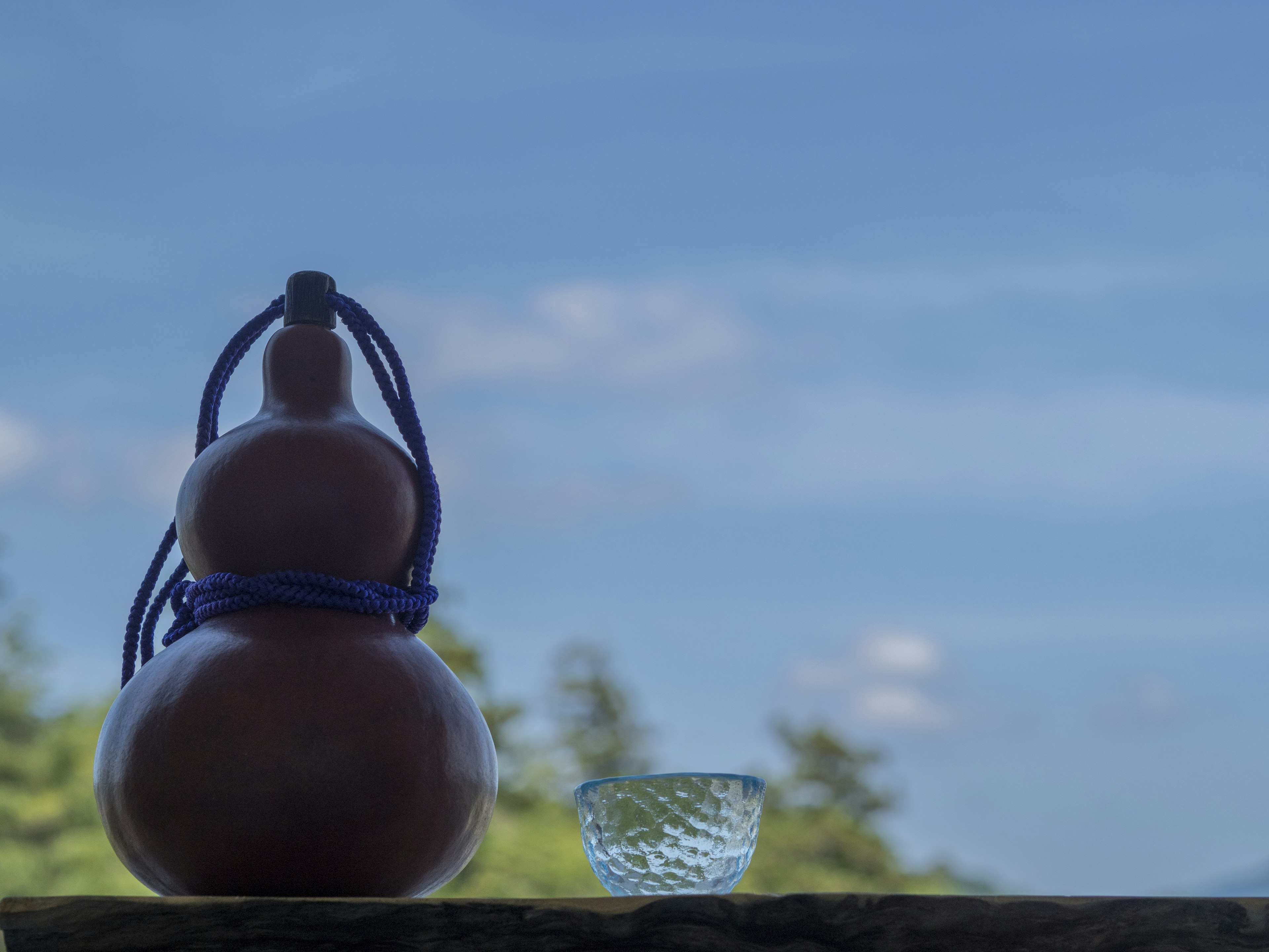 Gourd dan mangkuk kaca di latar belakang langit biru