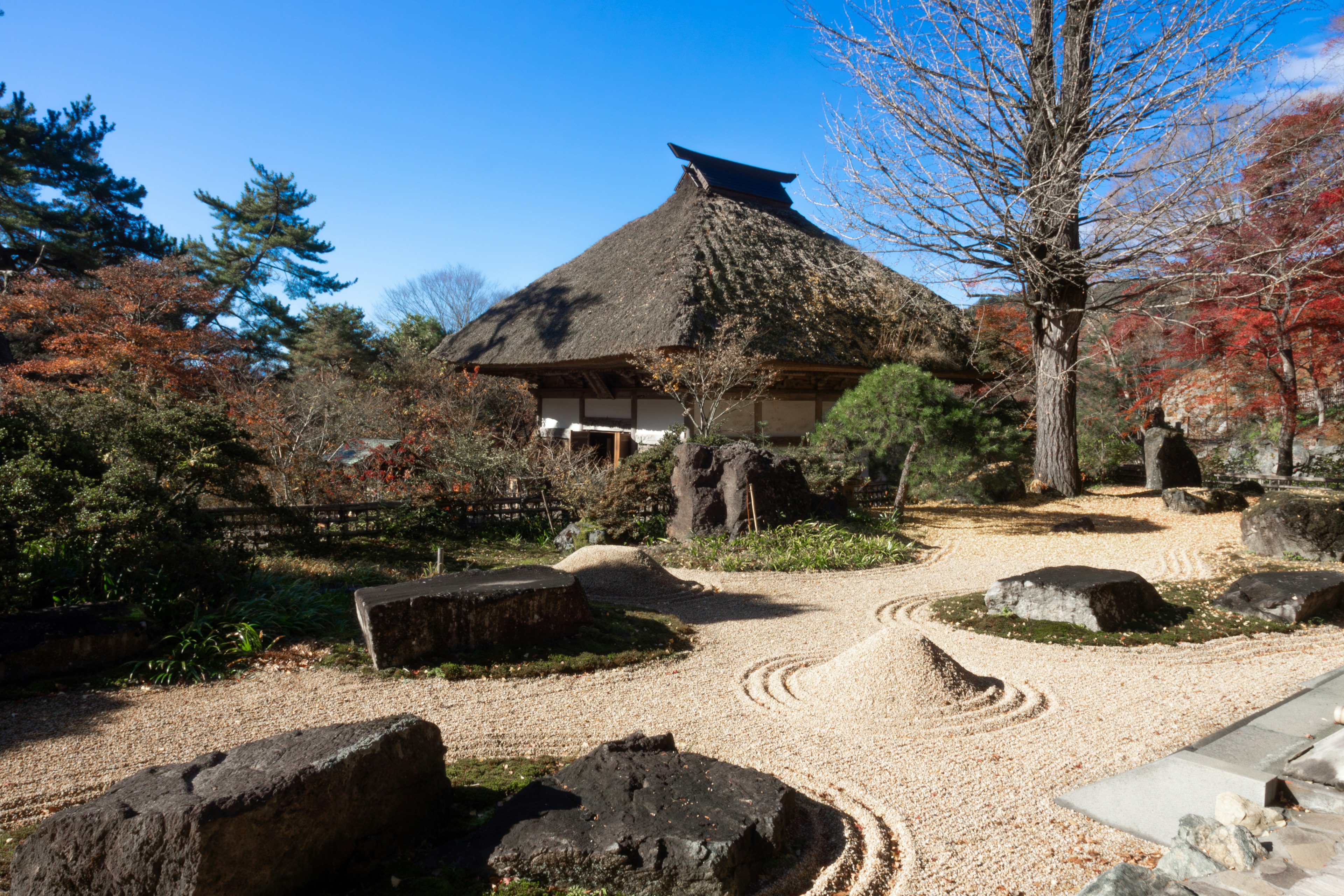 日本の伝統的な庭園と茅葺き屋根の家