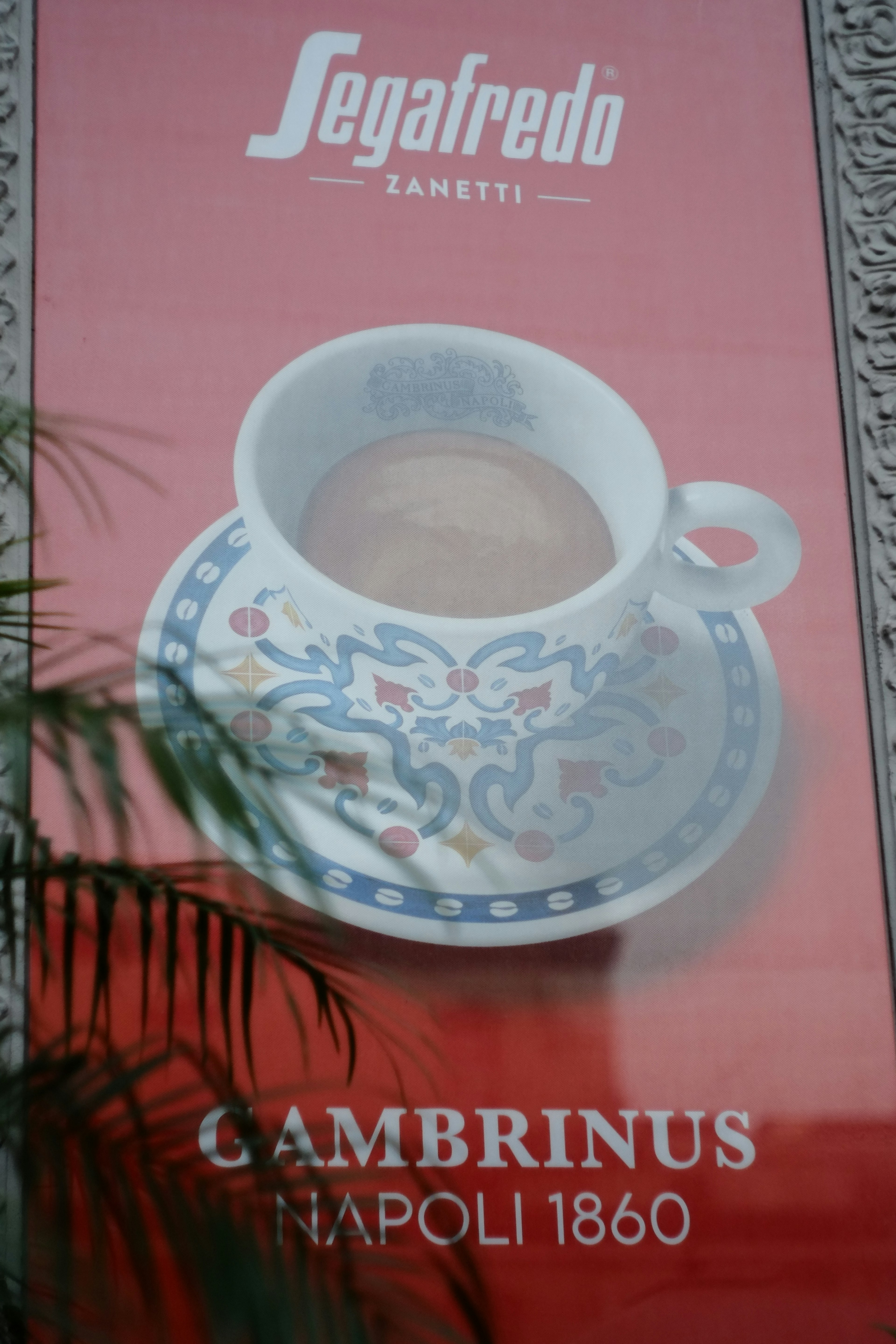 Taza de café Segafredo con plato decorativo que dice Cambrinus Napoli 1860