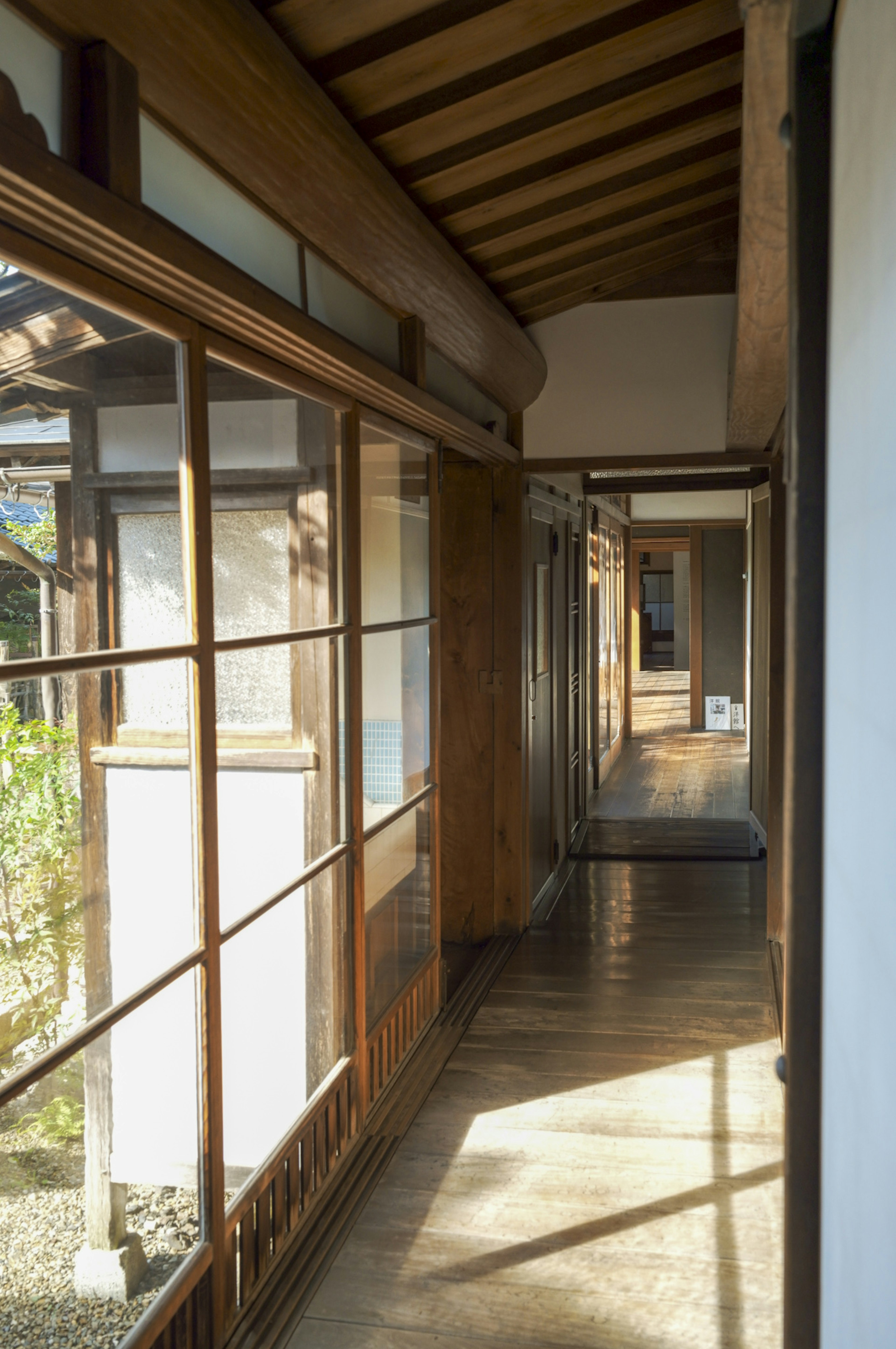 Heller Flur mit Holzbalken und Glasschiebetüren in einem traditionellen japanischen Haus