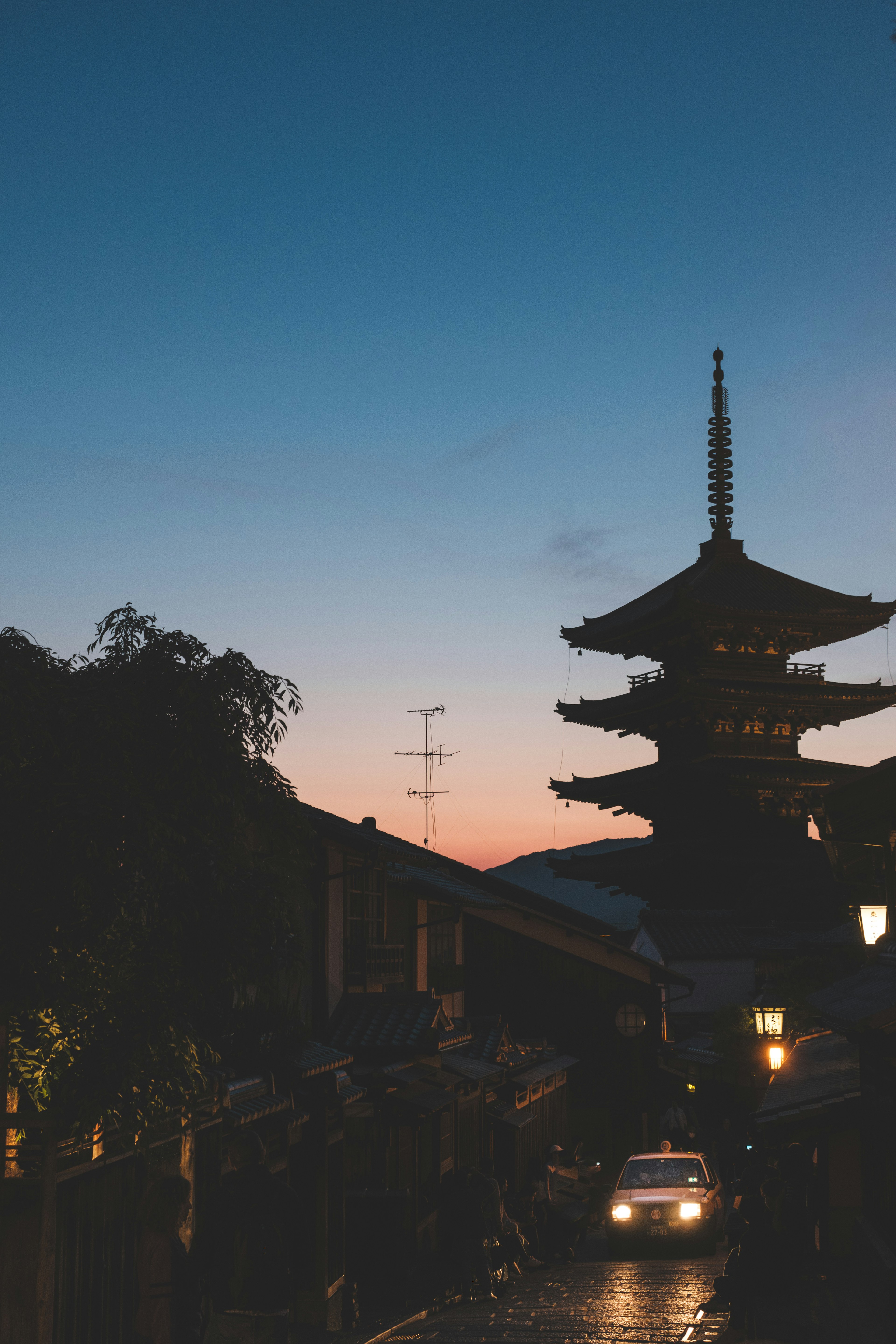 夕焼けの中に浮かぶ五重塔と静かな街並み