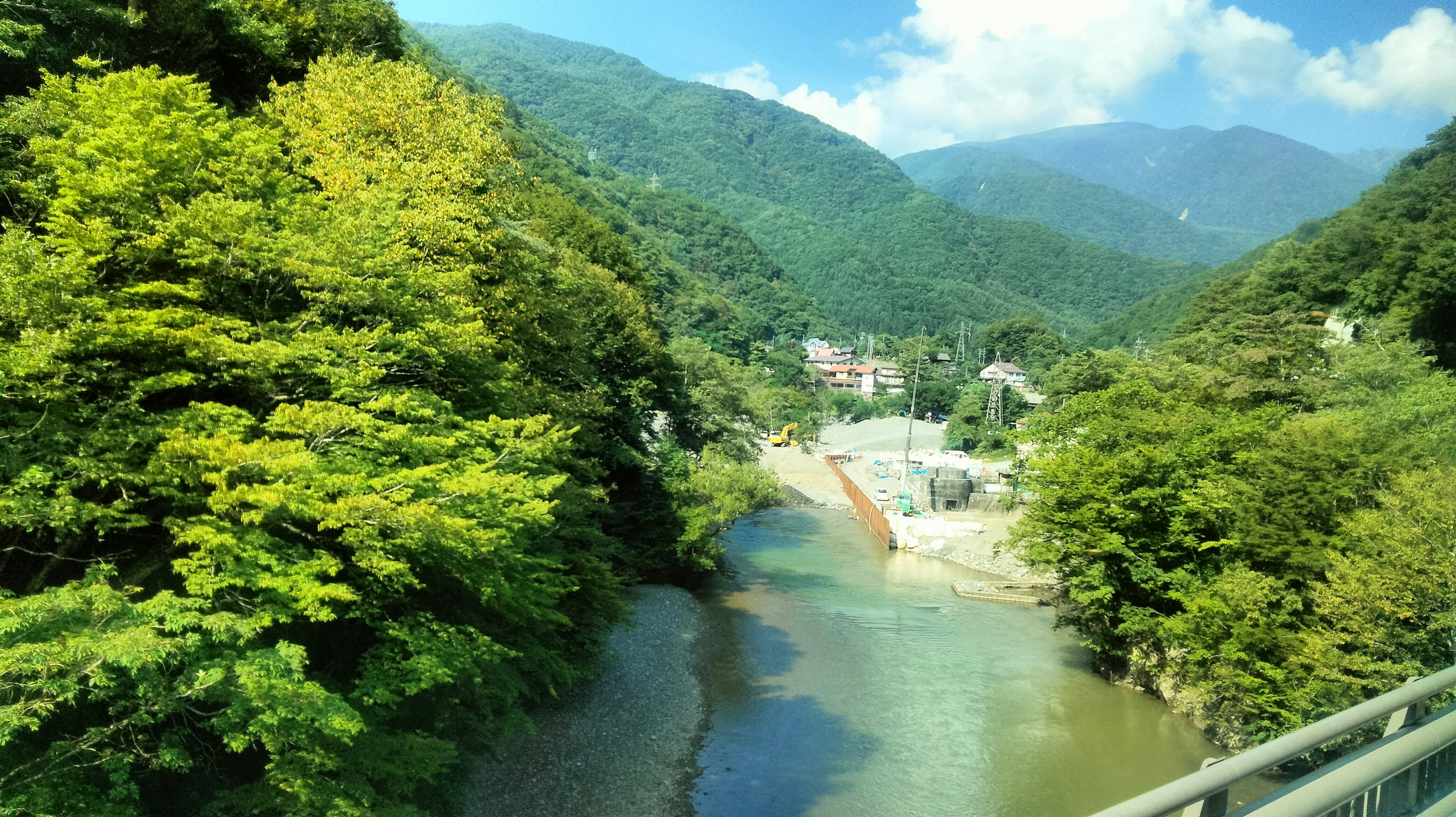 被山脈環繞的郁郁蔥蔥的河流風景