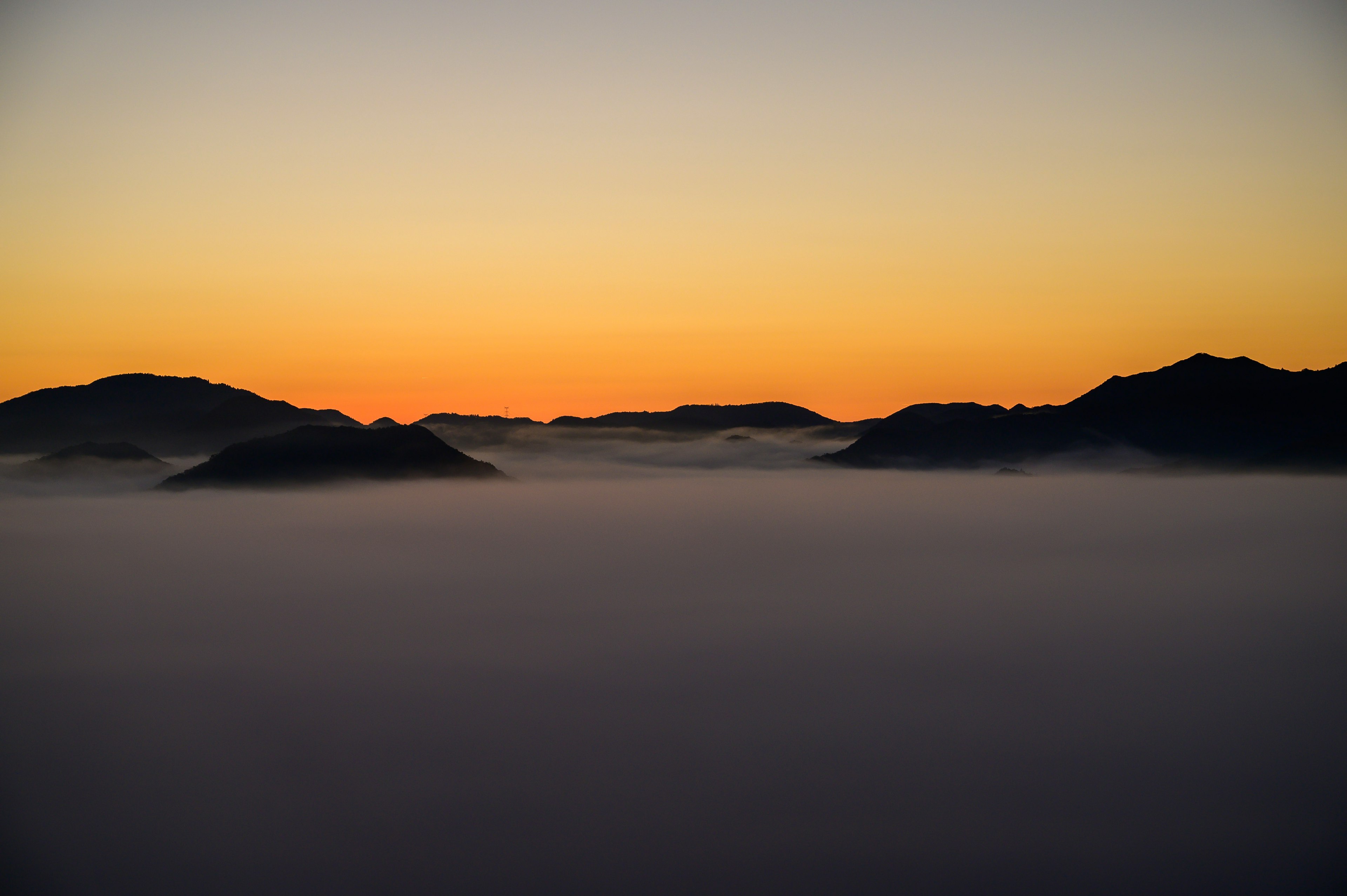 山々が霧に覆われた美しい朝焼けの風景