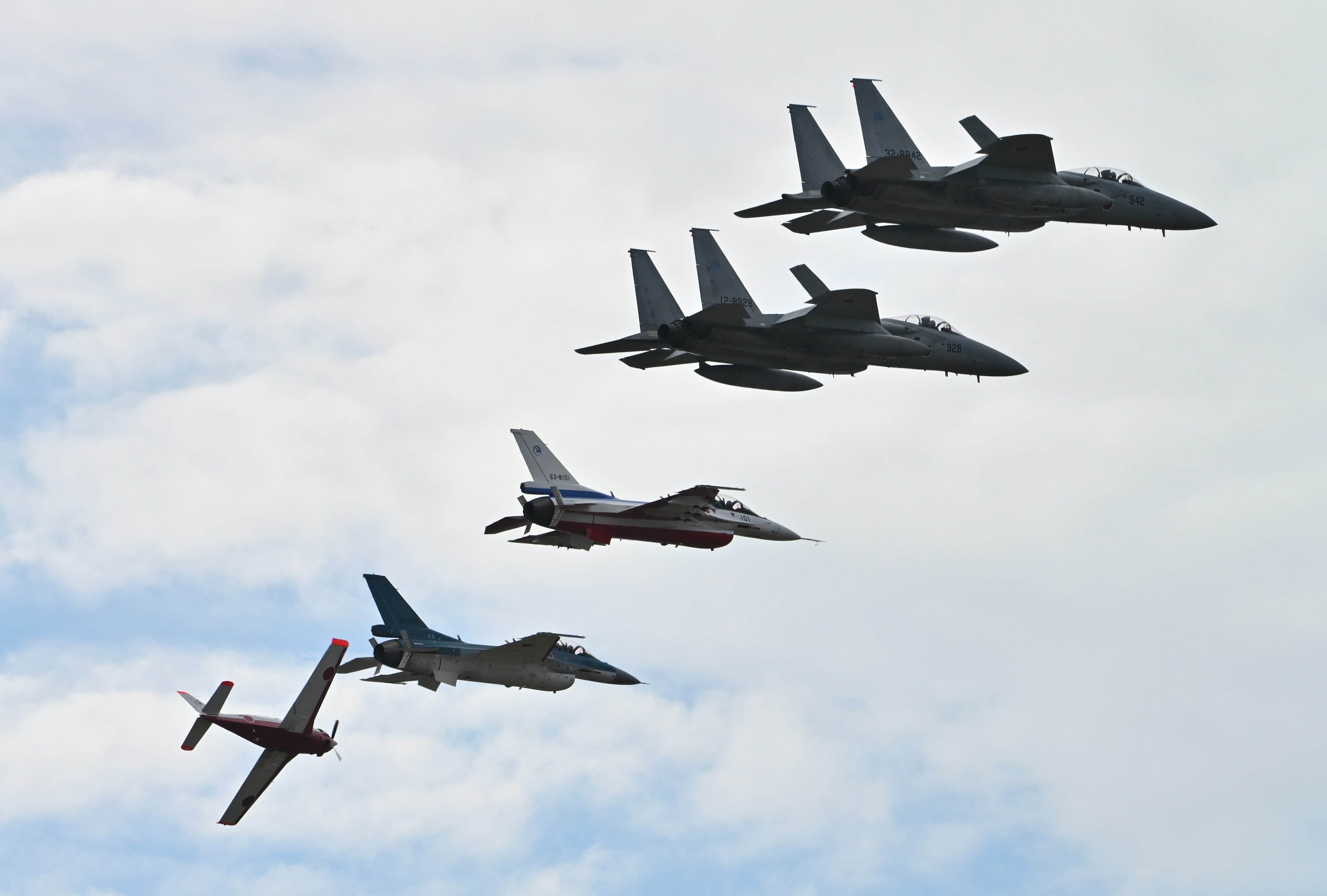 Vuelo en formación de cinco aviones militares en el cielo