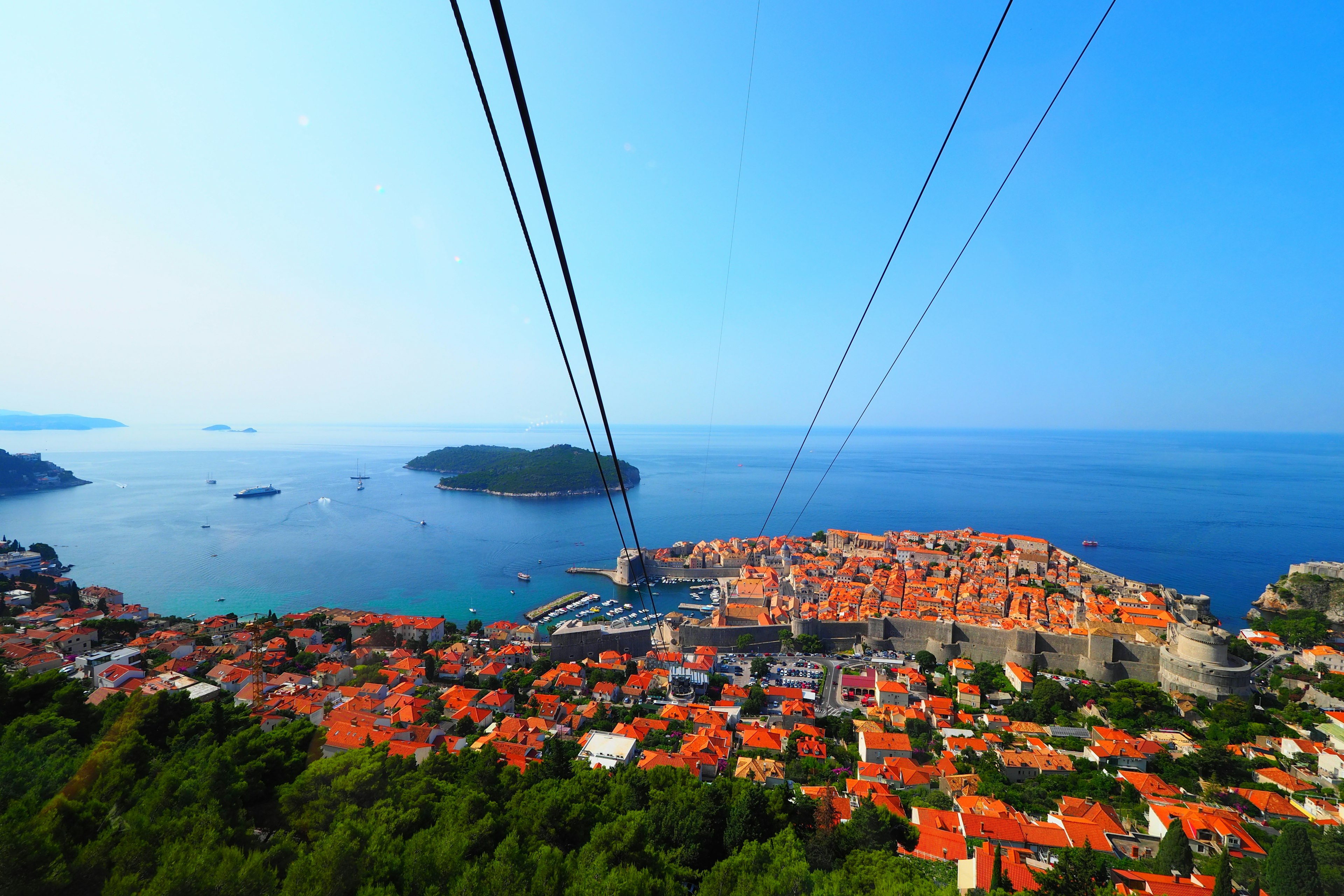 Pemandangan panorama Dubrovnik dengan atap merah dan laut biru