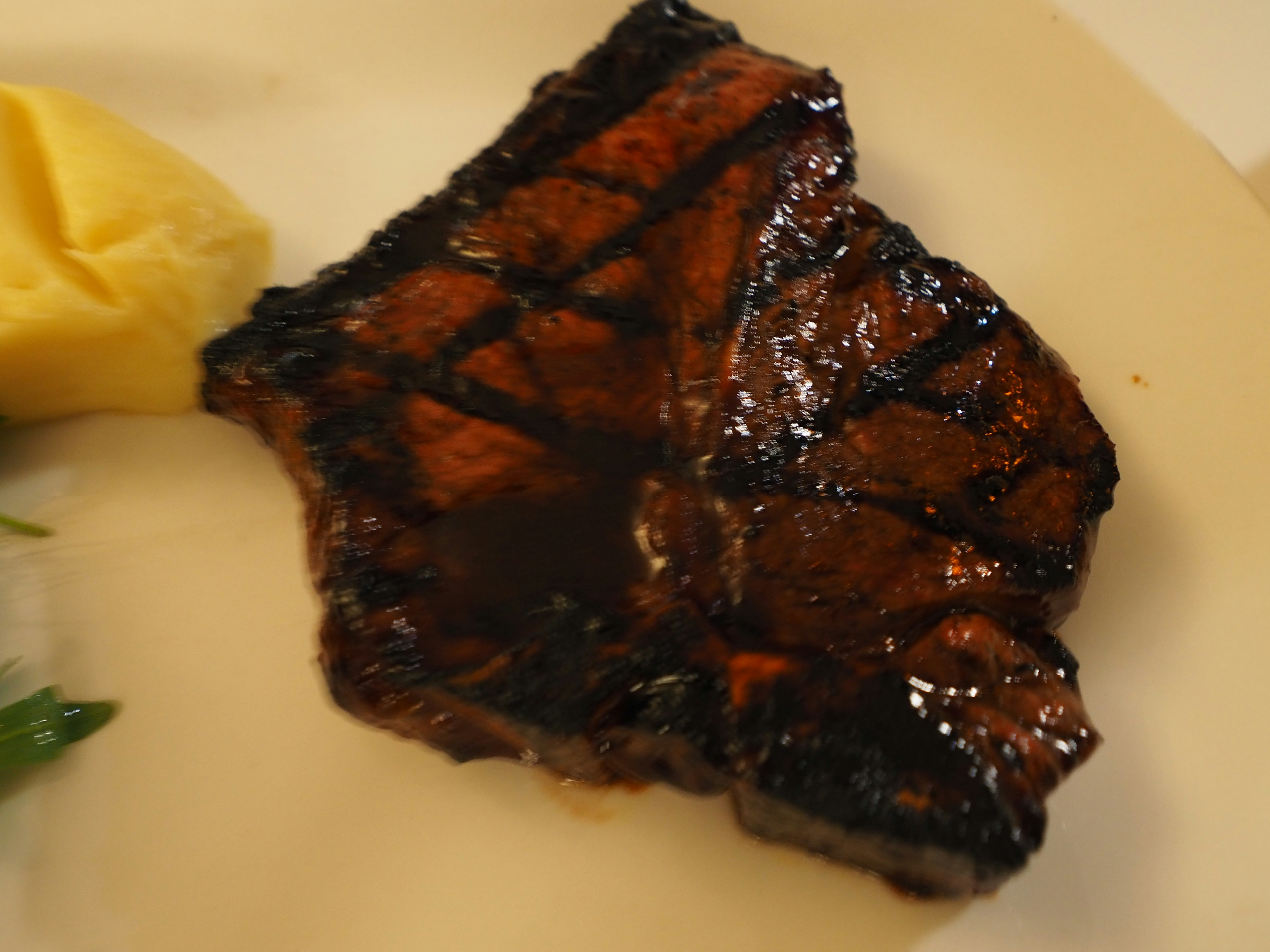 Bistecca grigliata con segni a croce servita con purè di patate cremoso