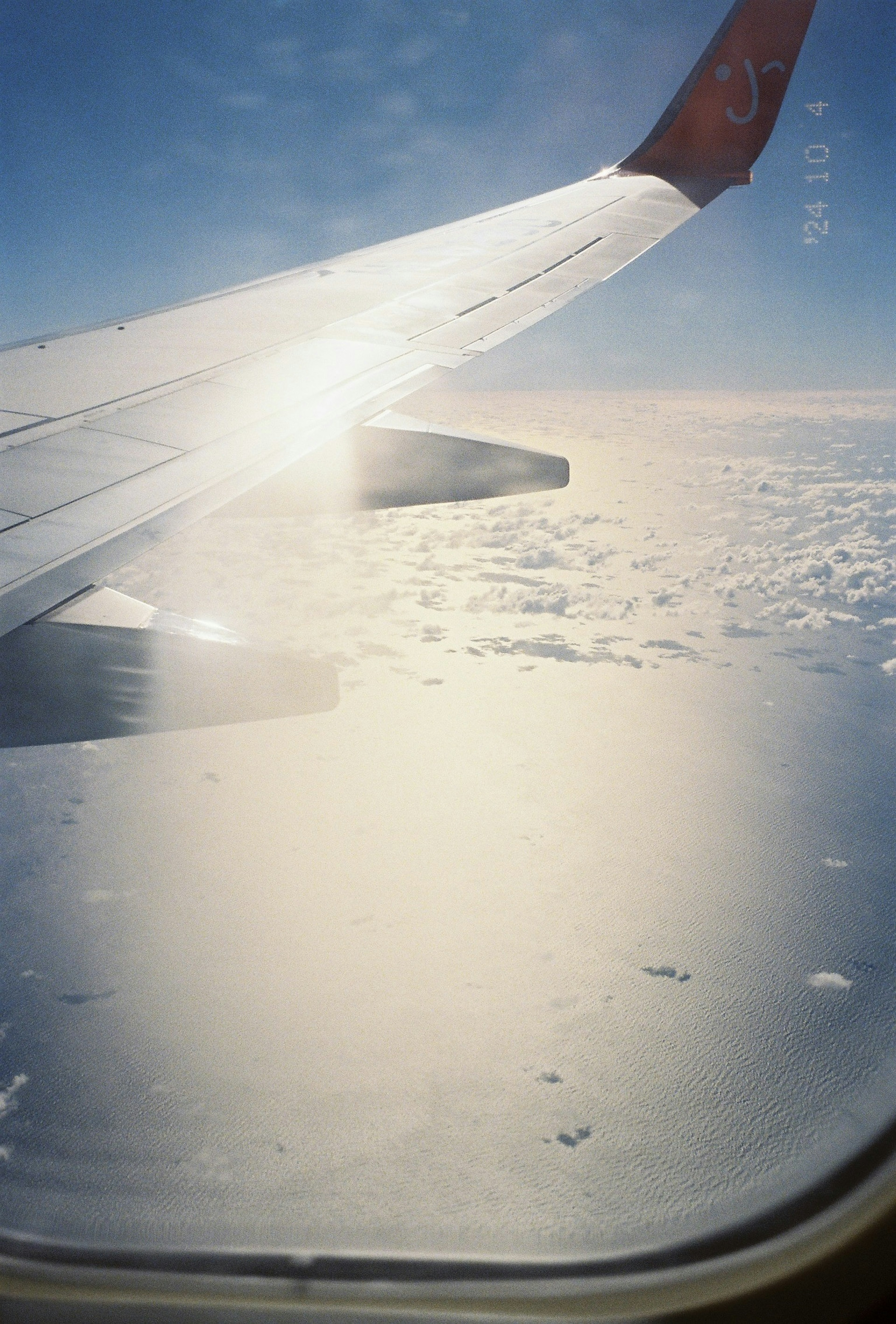 飛行機の翼と雲海の美しい景色