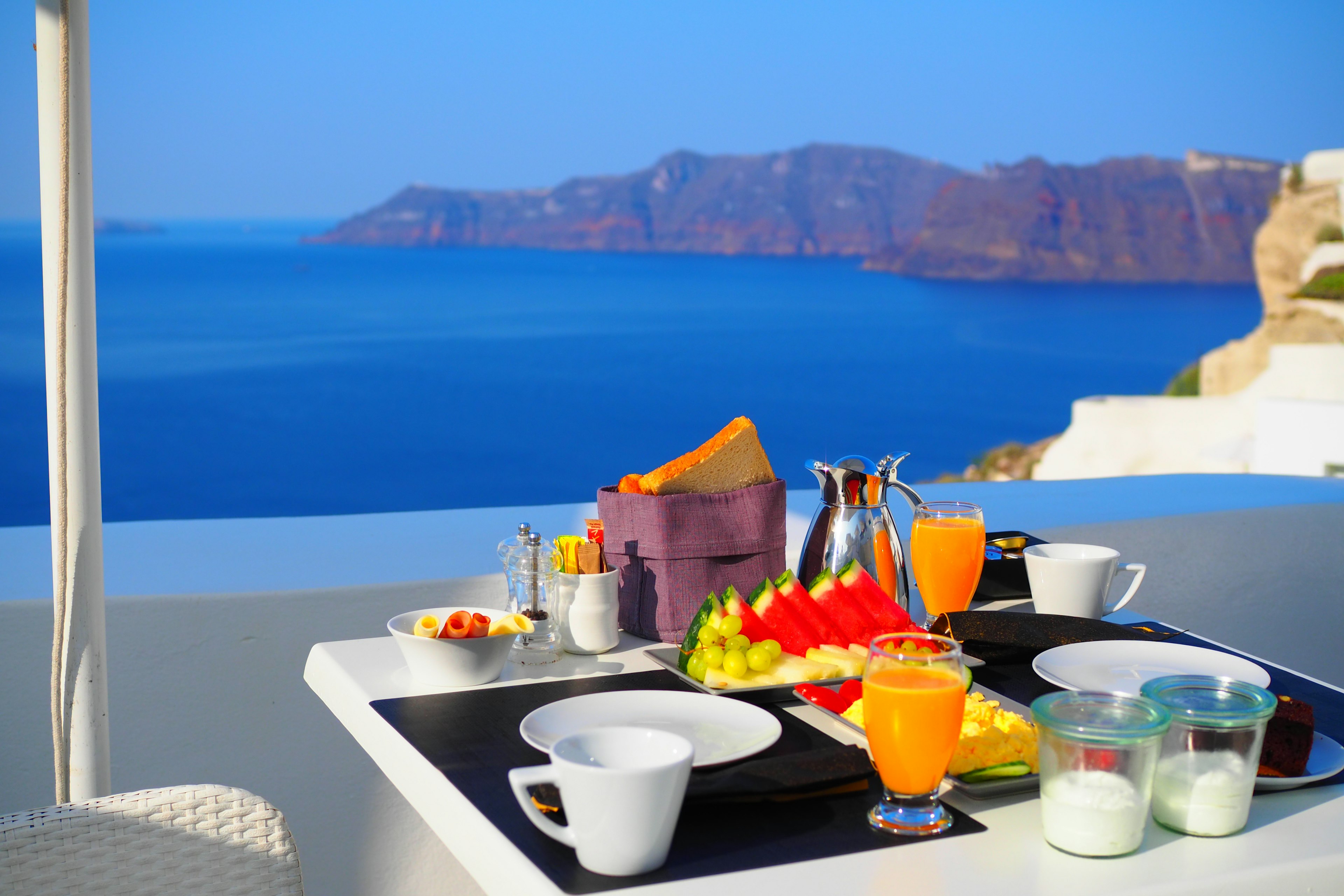 美しい海の景色を背景にしたテラスの朝食