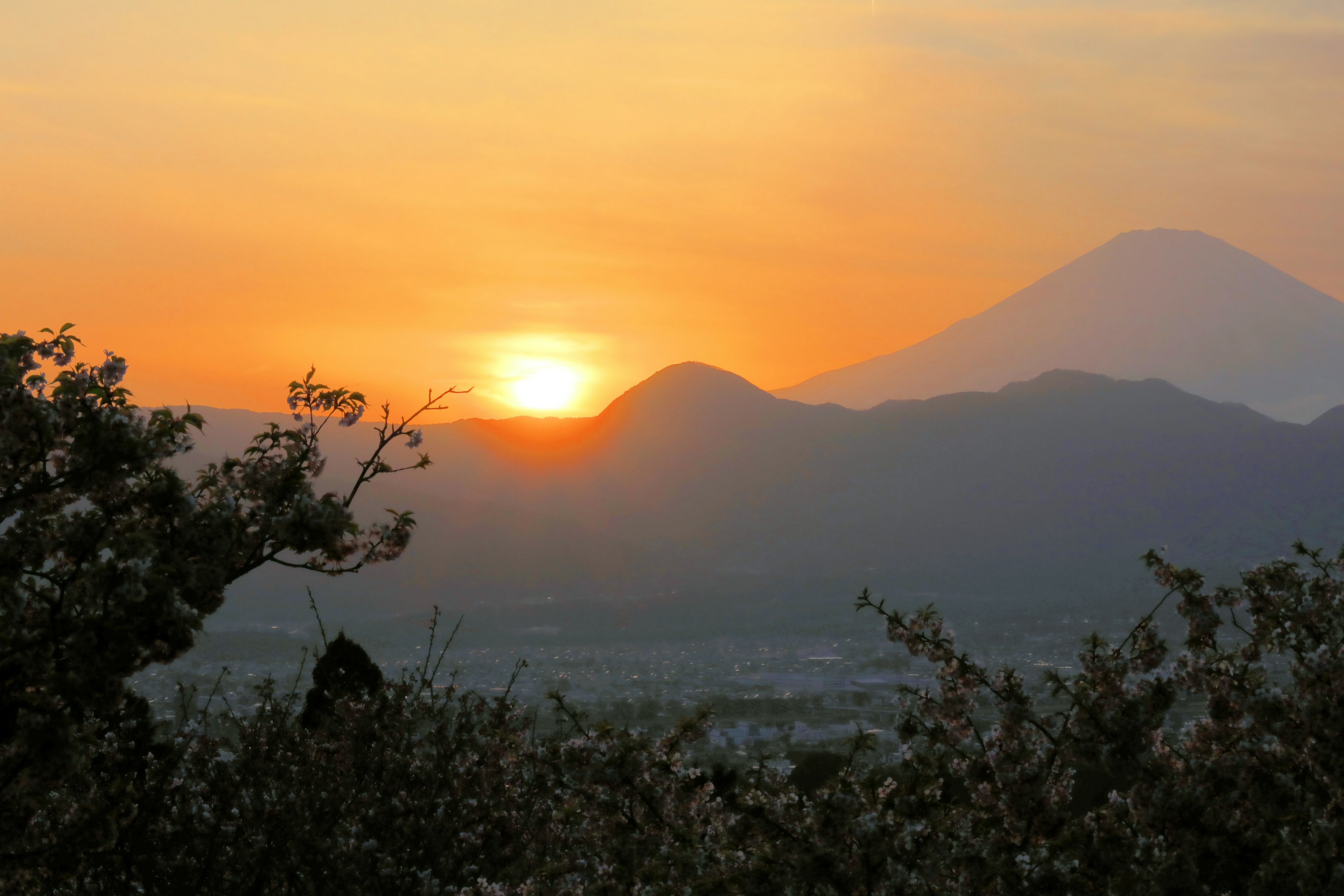 Bellissimo tramonto dietro le montagne