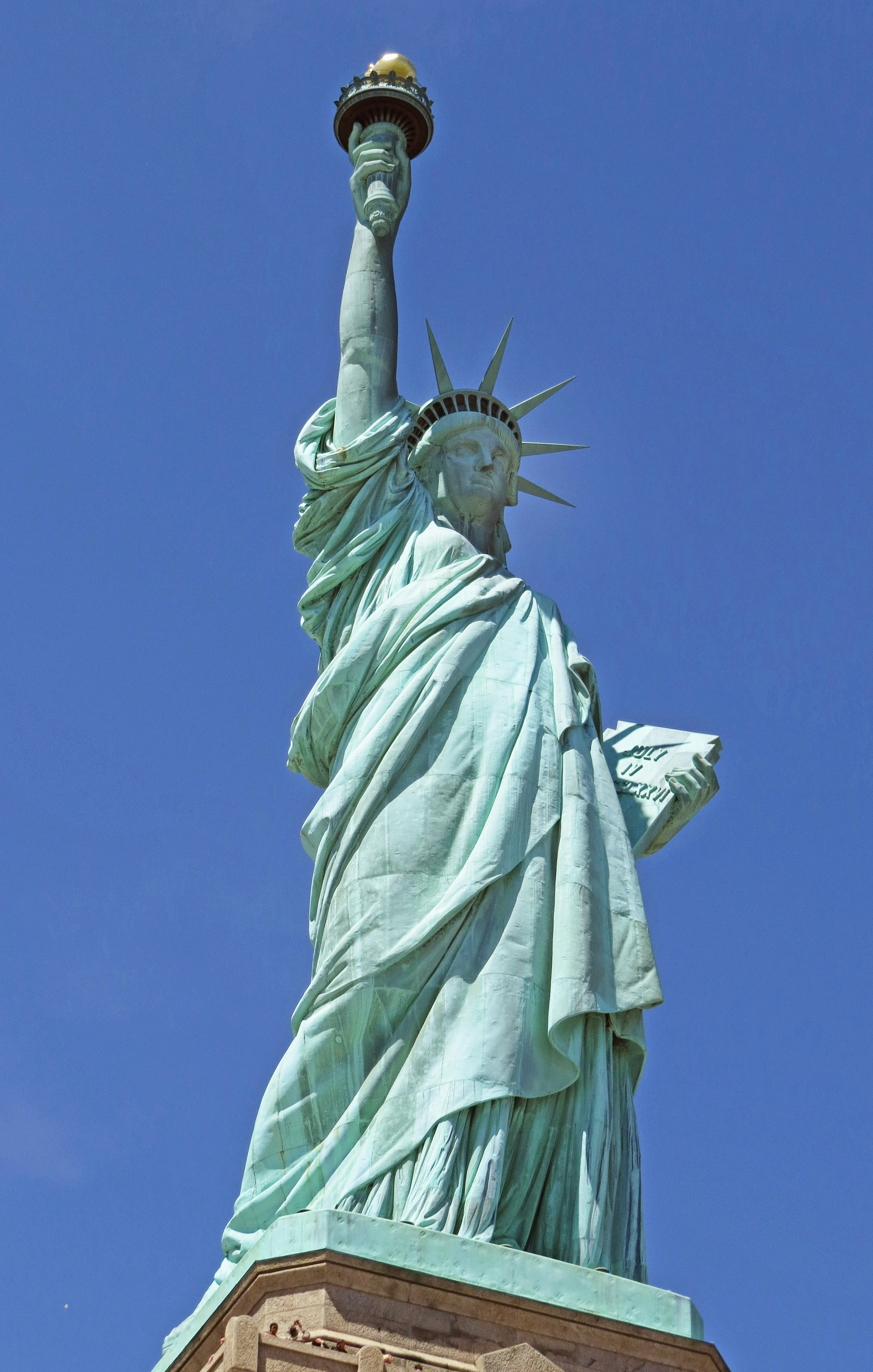 Freiheitsstatue in voller Ansicht unter blauem Himmel