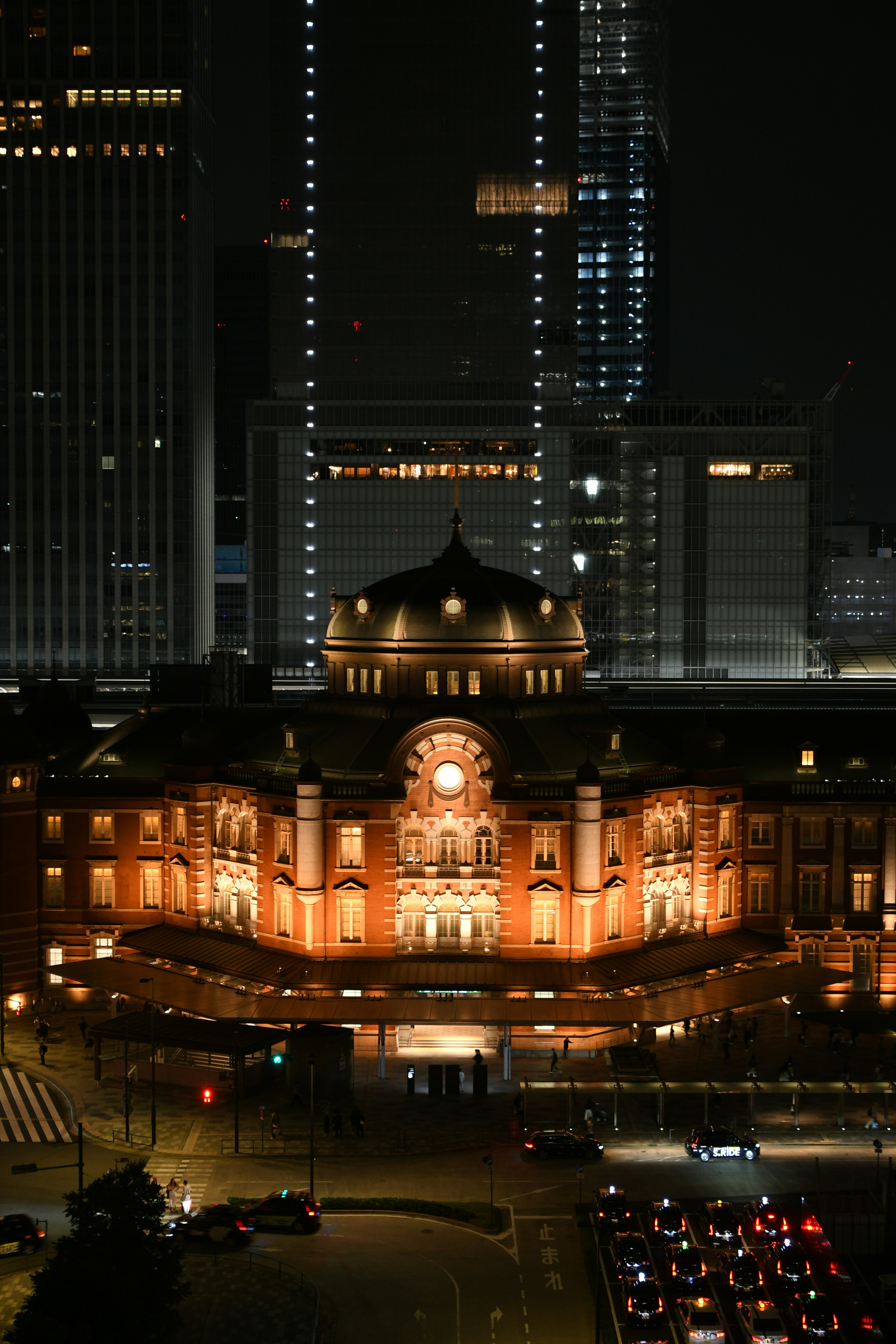 Vista nocturna de la estación de Tokio que muestra una hermosa arquitectura