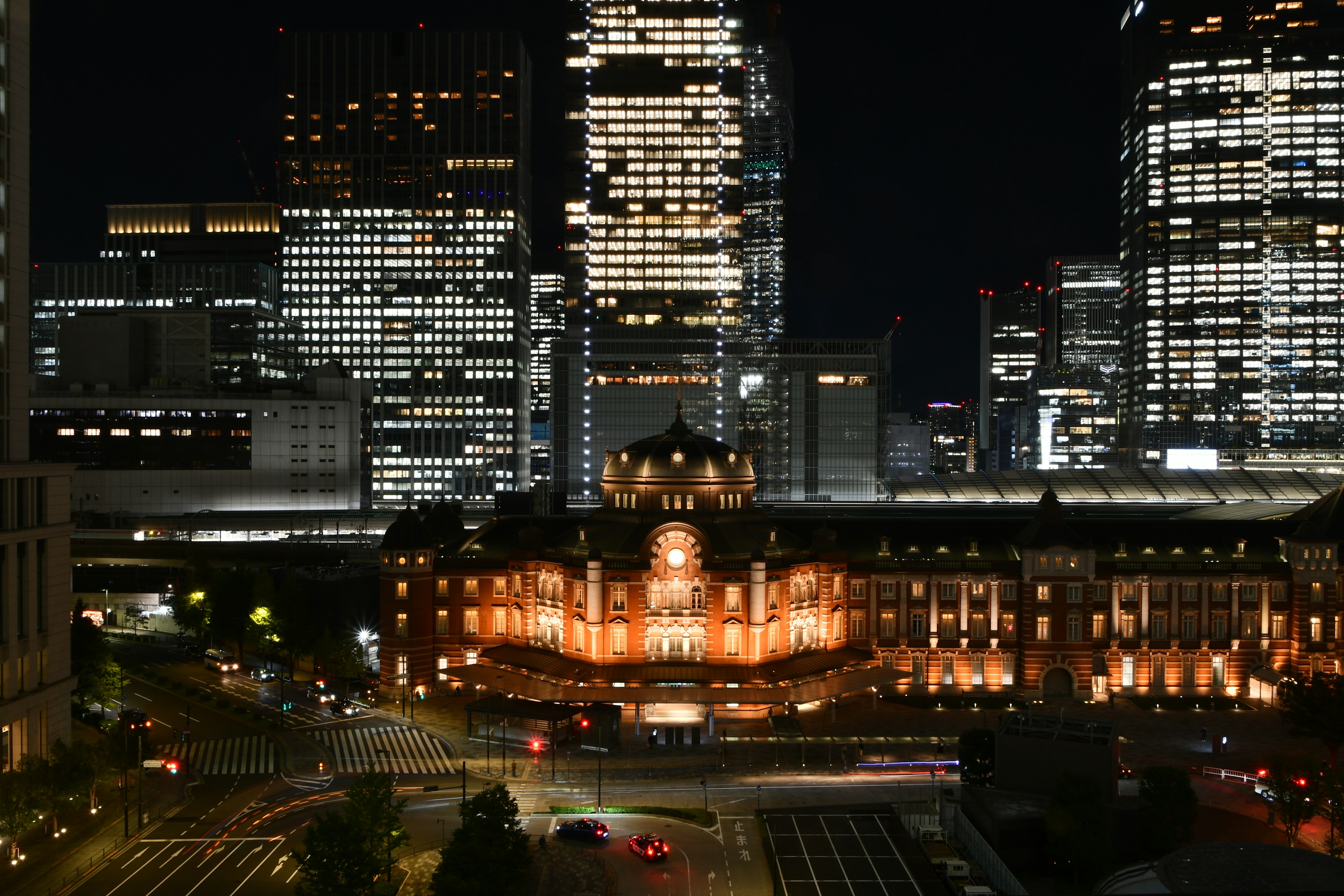 夜の東京駅の美しい景観と高層ビル群