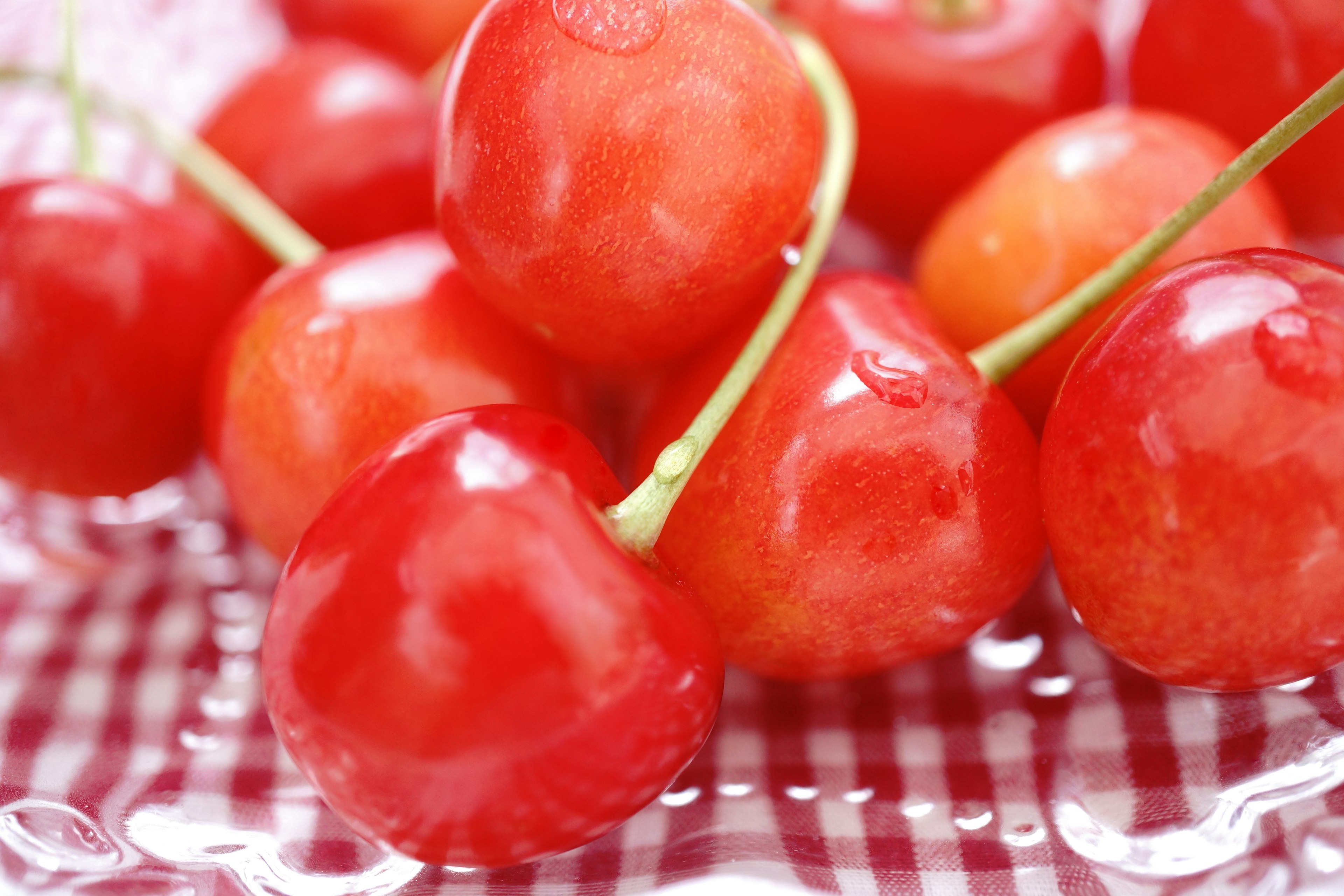 Ciliegie rosse vivaci disposte su un piatto