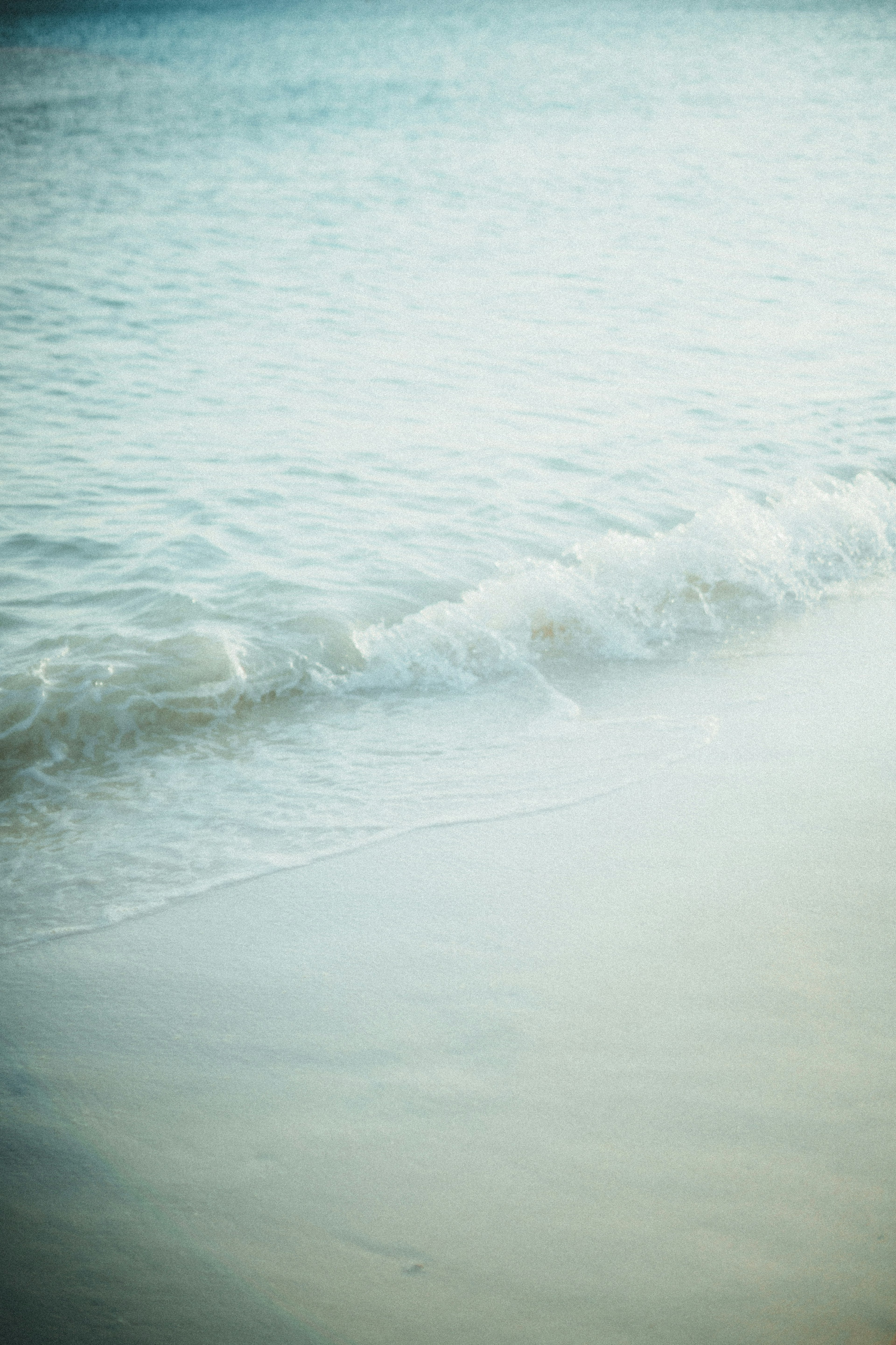 Gelombang tenang yang lembut menyentuh pantai yang tenang