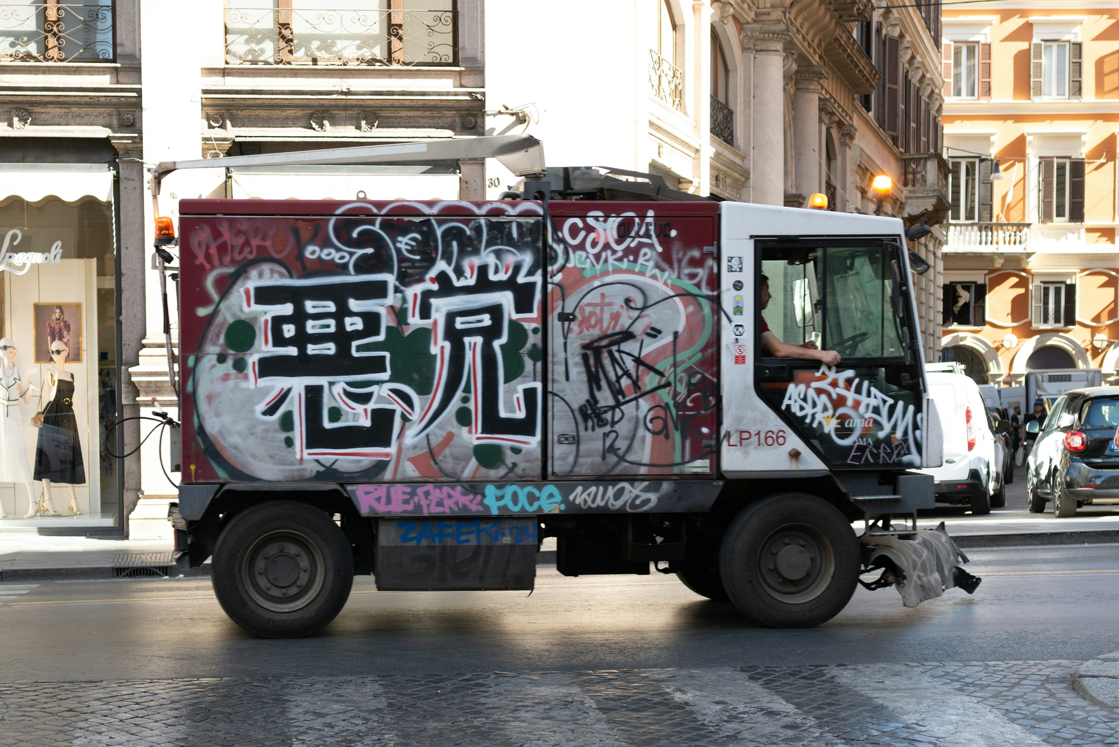 Vehículo de limpieza de calles cubierto de graffiti en Roma